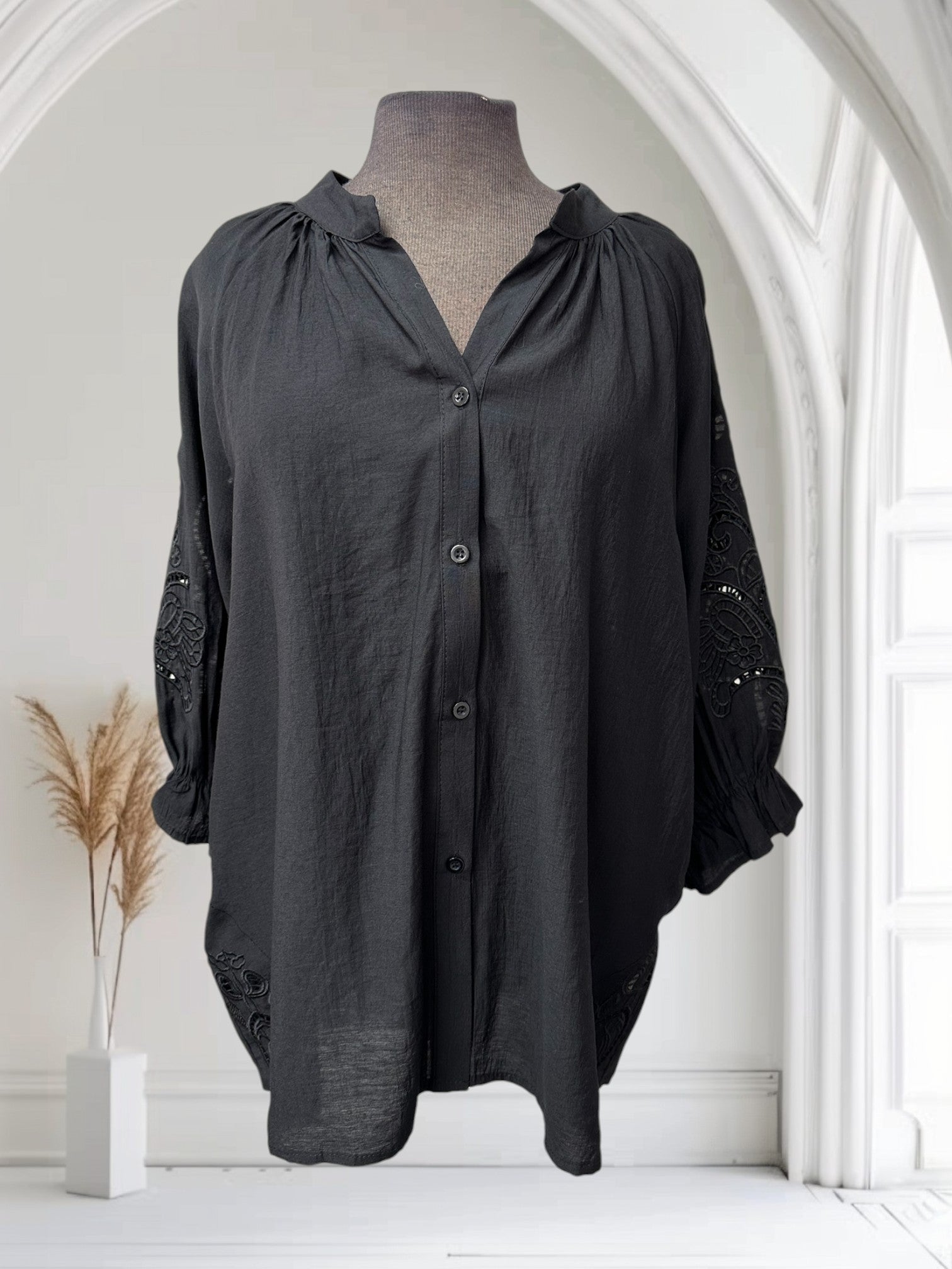 Blouse avec broderie sur la manche