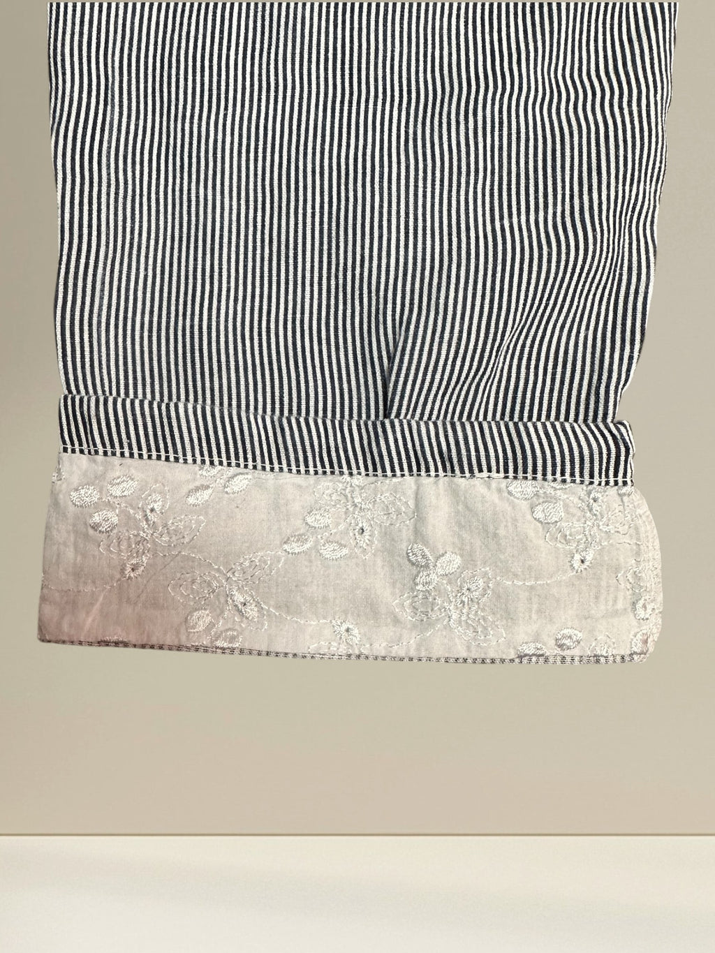 Pantalon rayé en lin (bas en brodrerie)