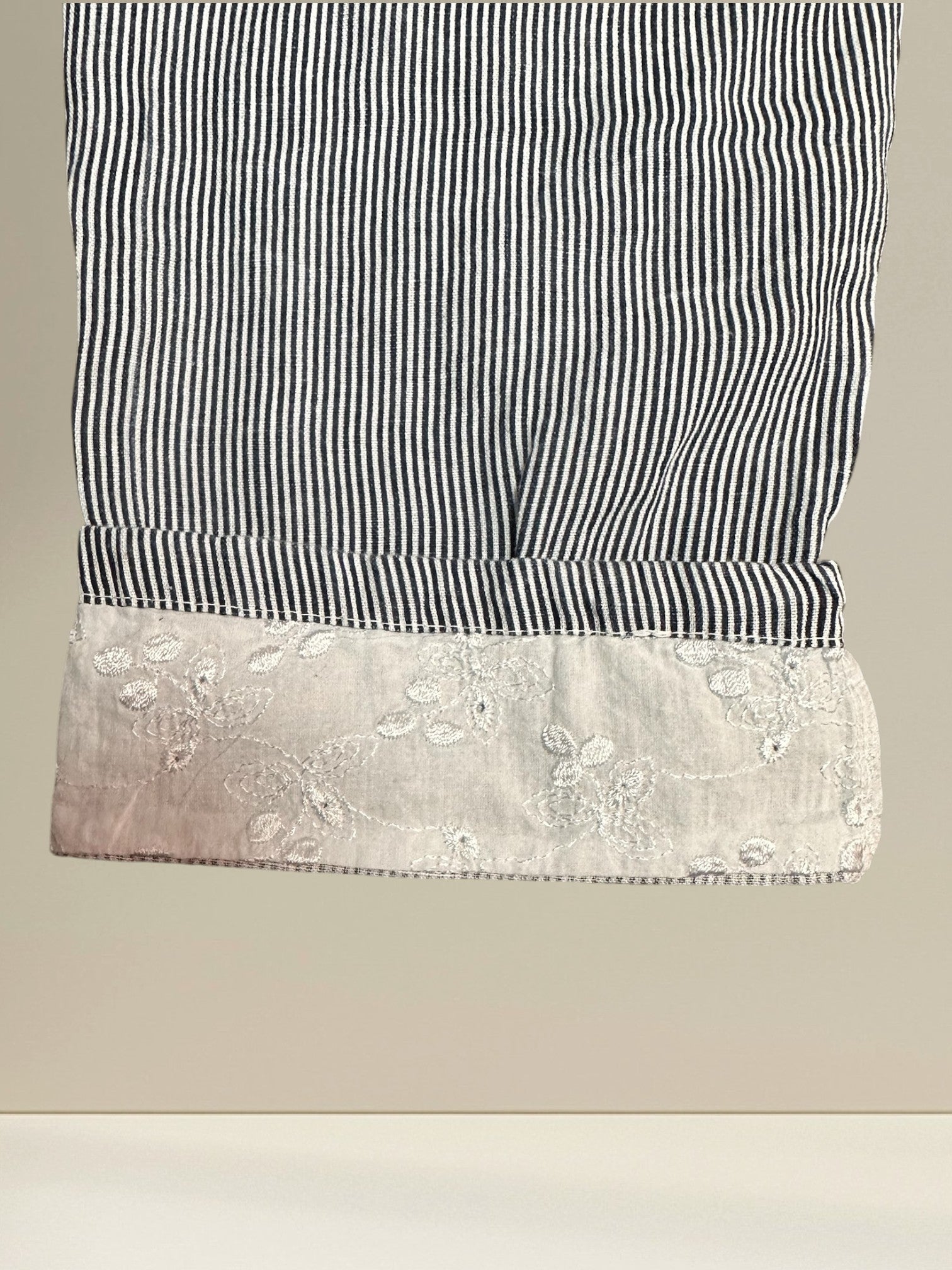 Pantalon rayé en lin (bas en brodrerie)