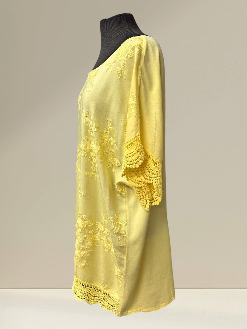 Chandail avec broderie de fleurs