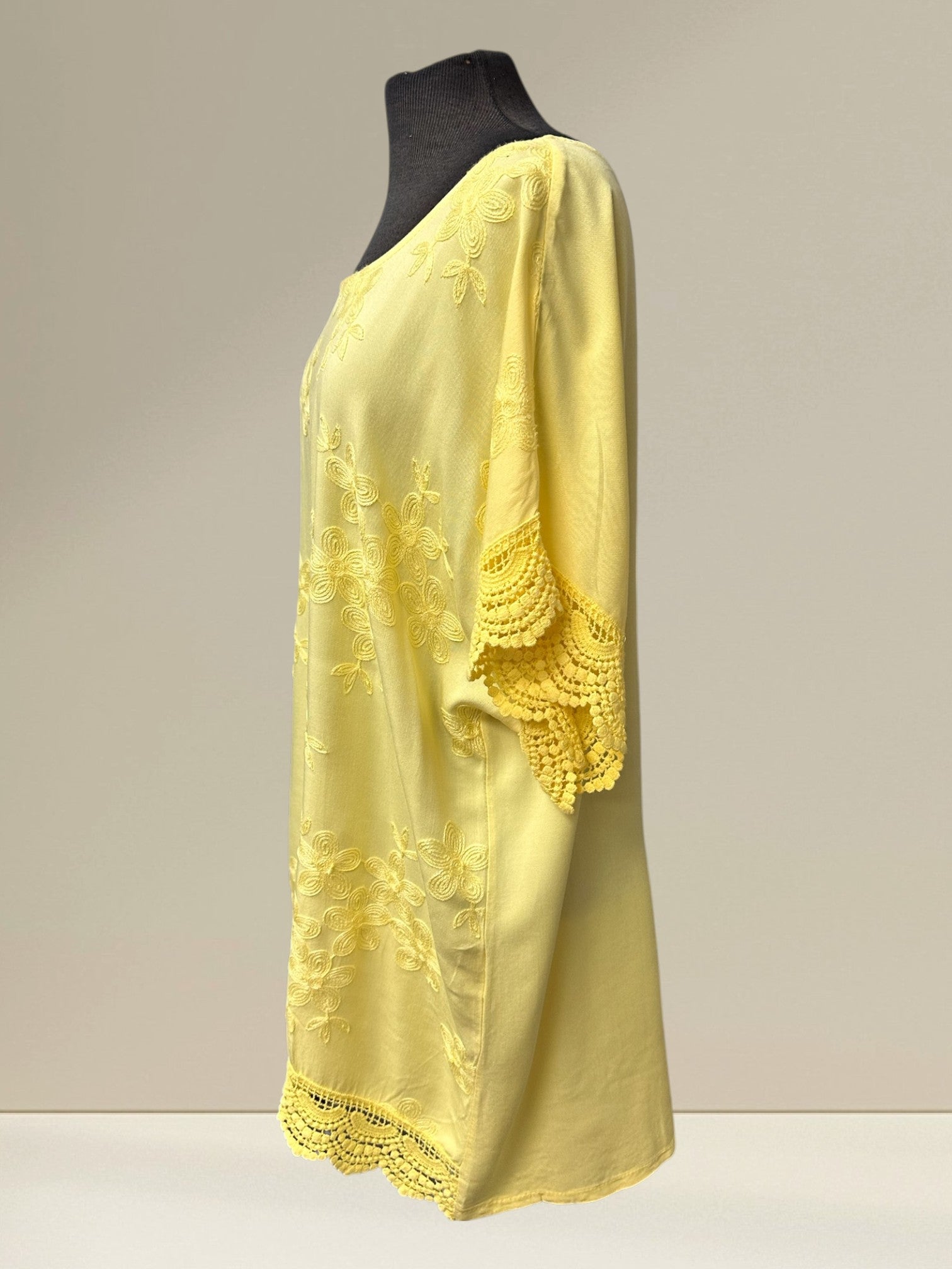 Chandail avec broderie de fleurs
