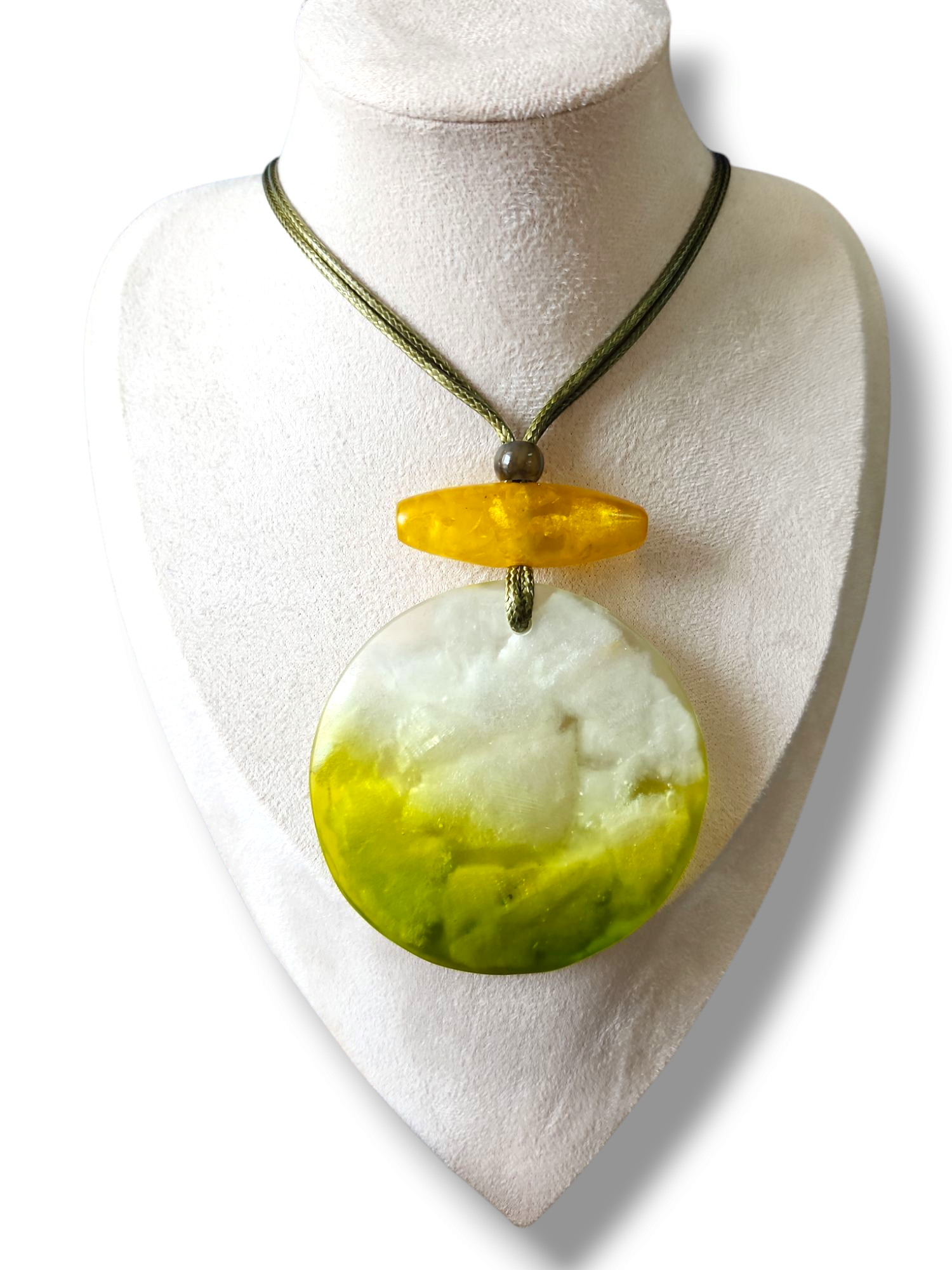 Collier en résine