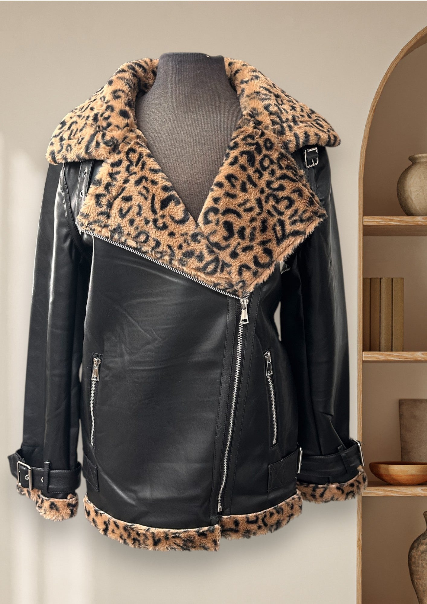 Manteau de cuir avec fourrure léopard