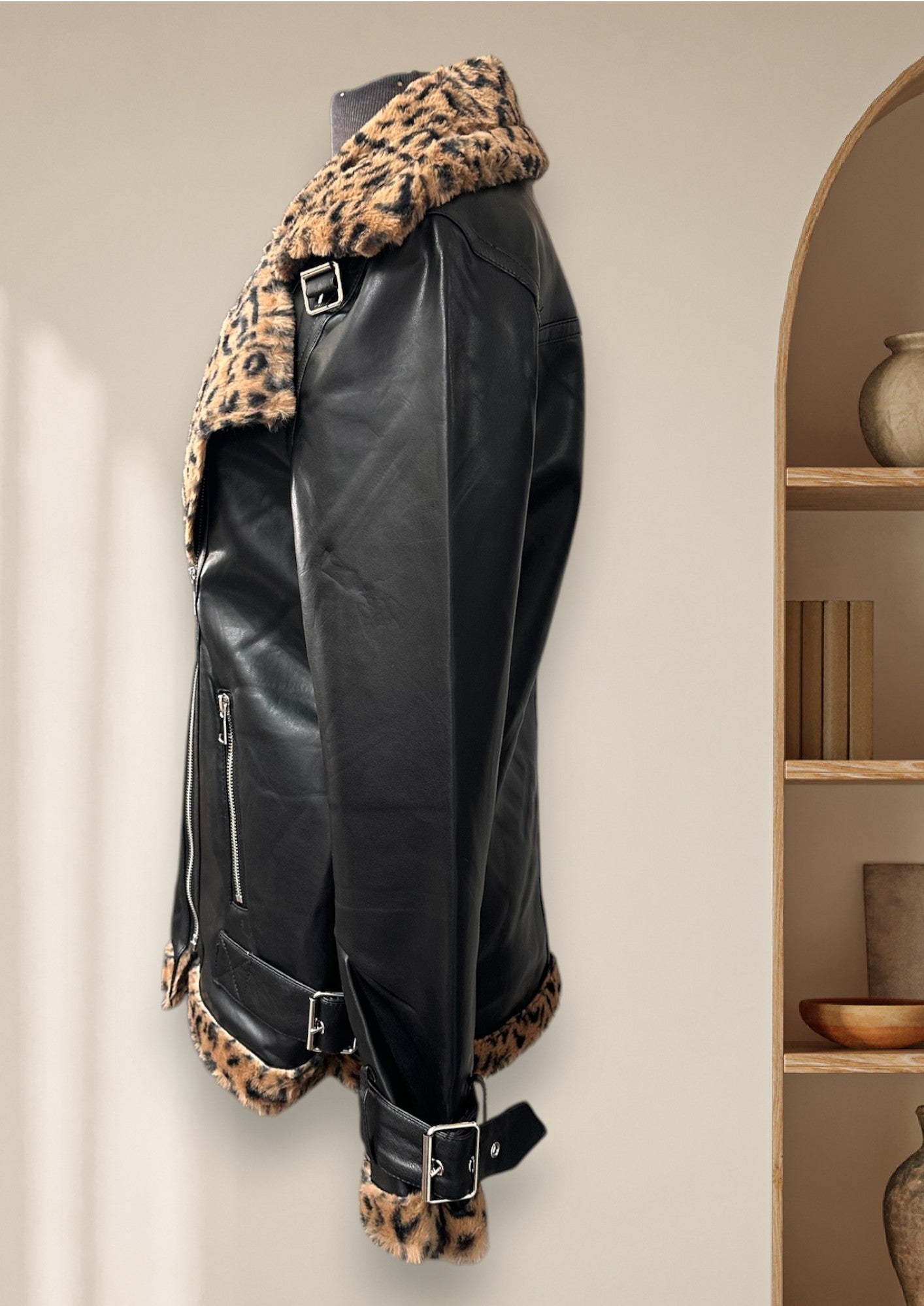 Manteau de cuir avec fourrure léopard