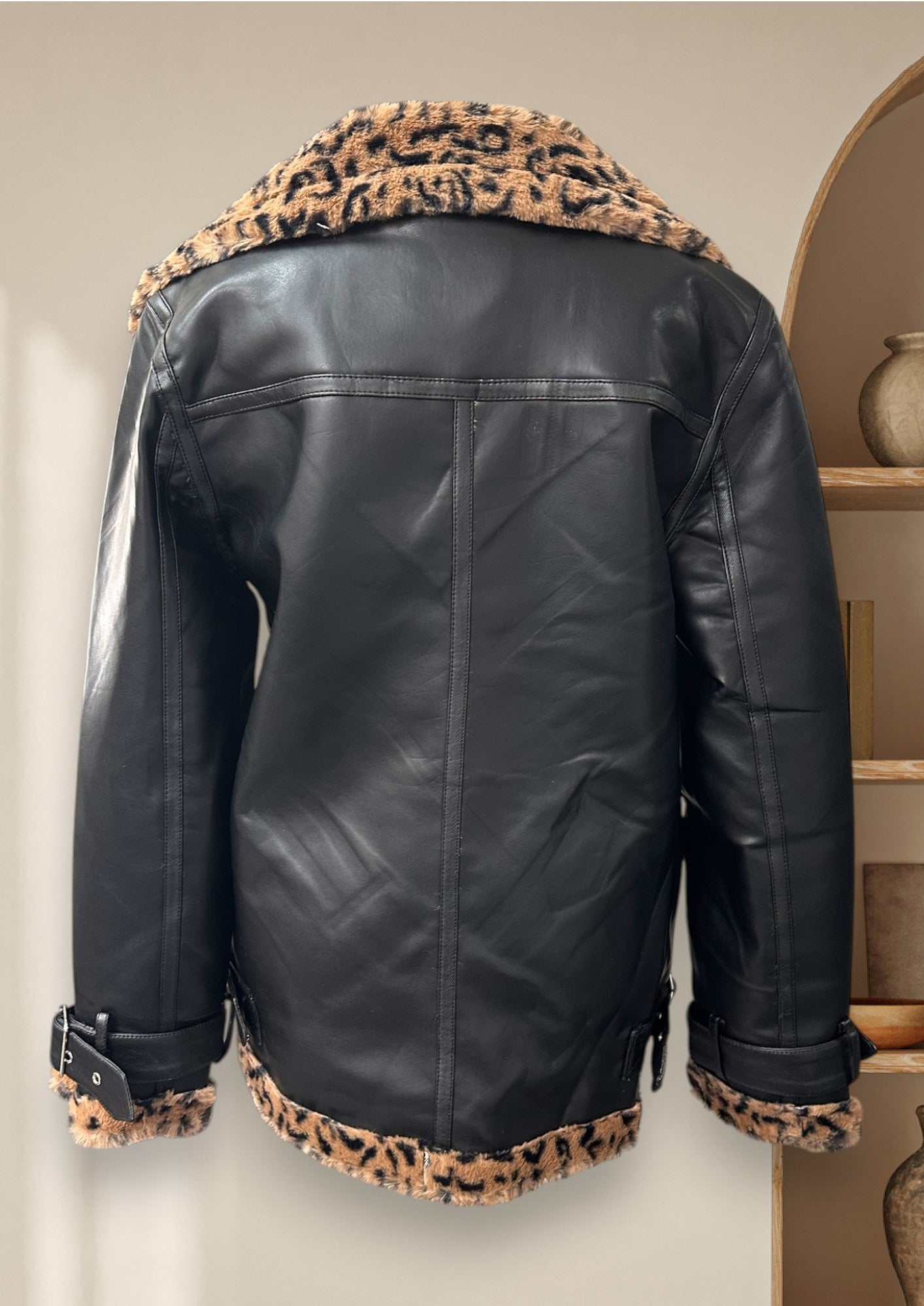 Manteau de cuir avec fourrure léopard