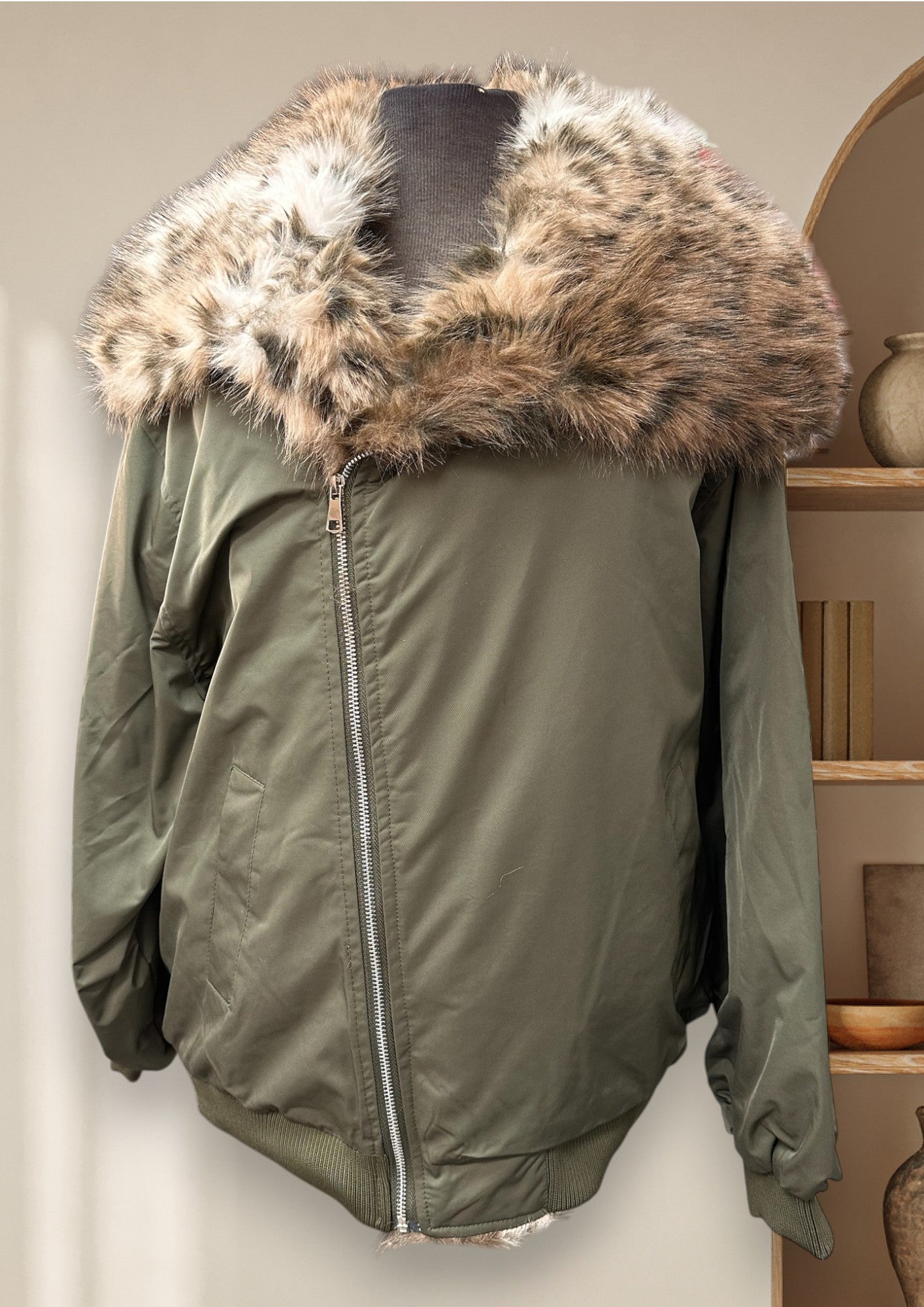 Manteau avec col de fausse fourrure et ceinture