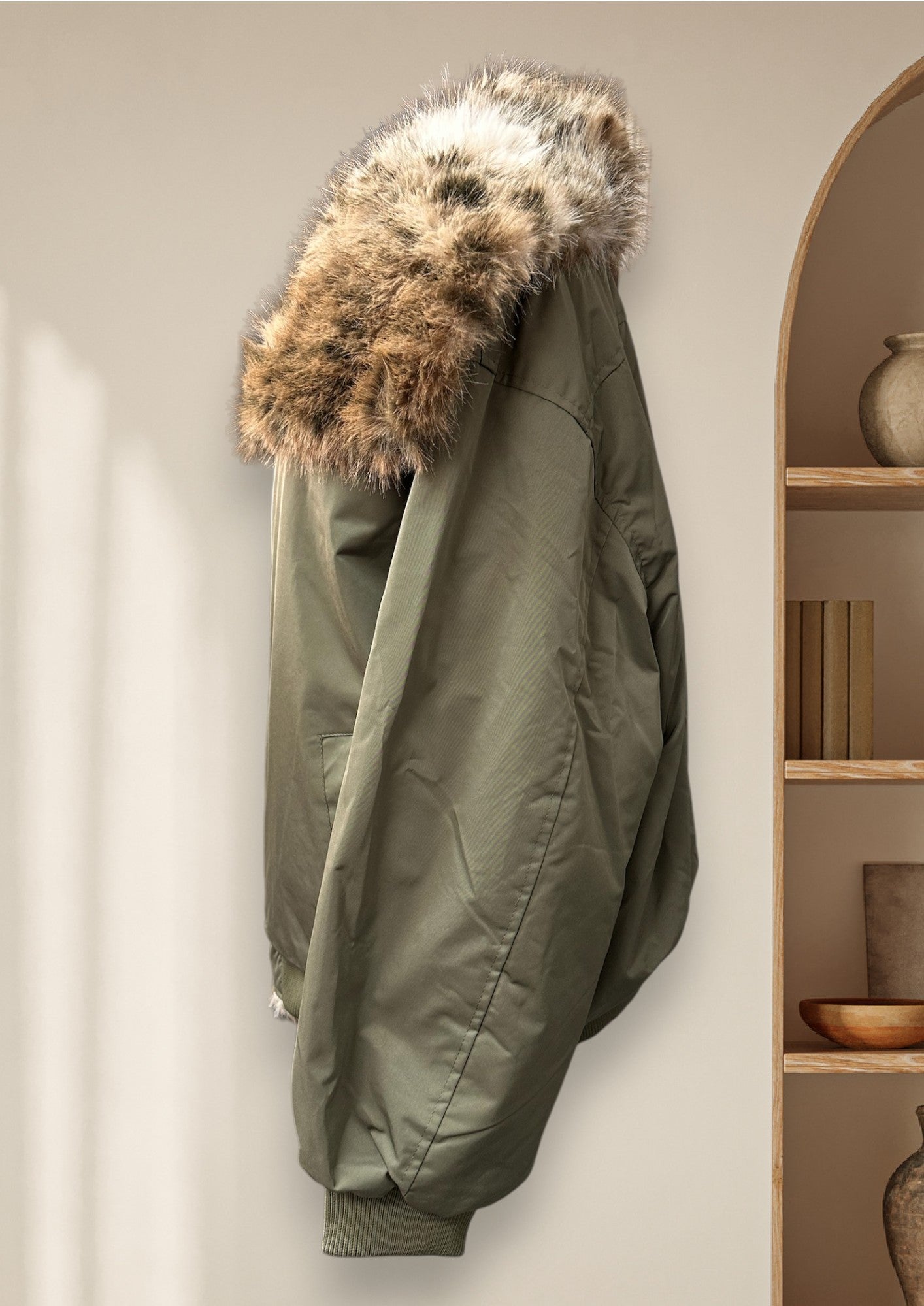 Manteau avec col de fausse fourrure et ceinture