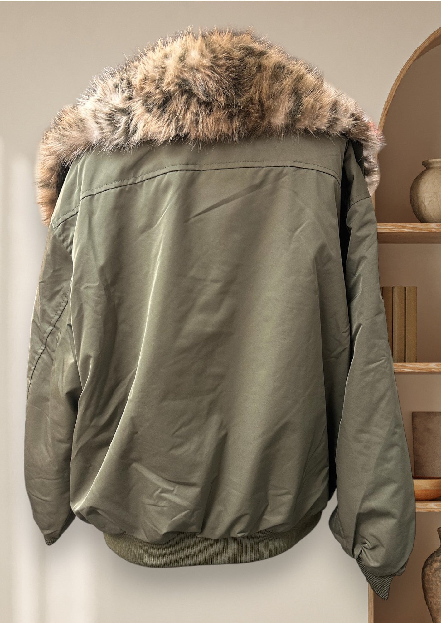 Manteau avec col de fausse fourrure et ceinture