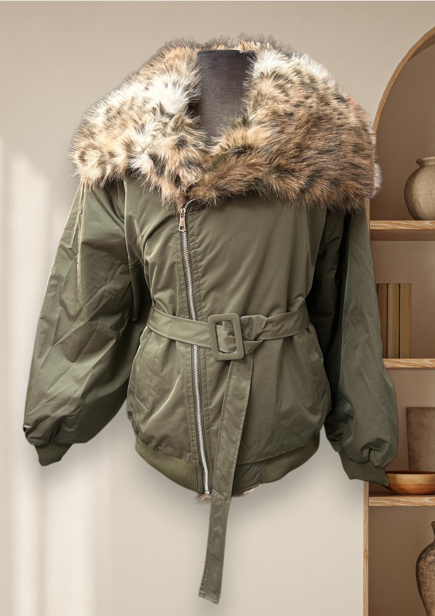 Manteau avec col de fausse fourrure et ceinture