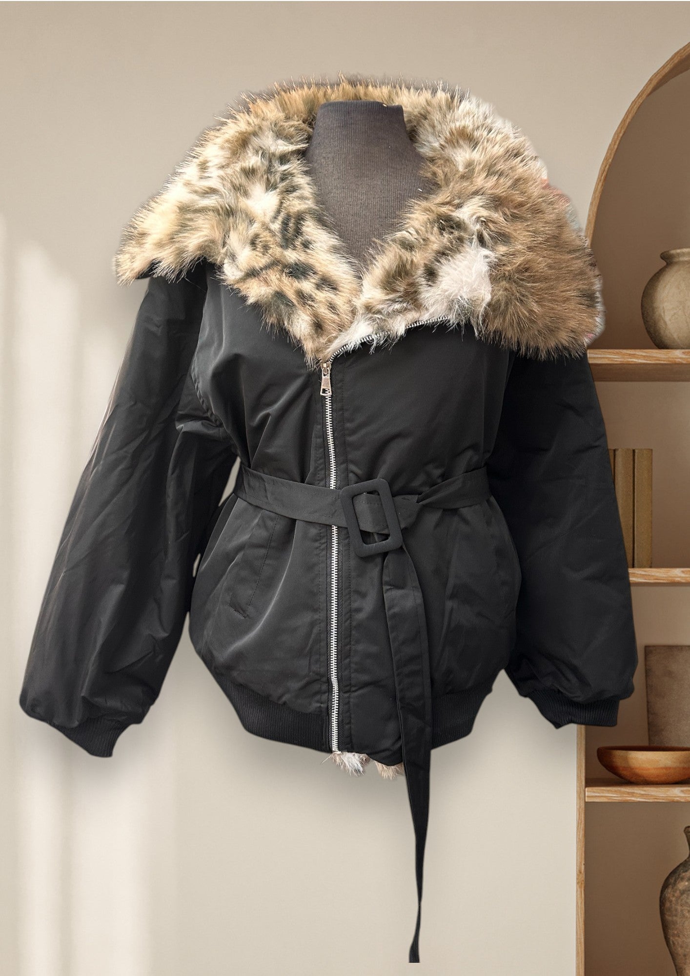 Manteau avec col de fausse fourrure et ceinture