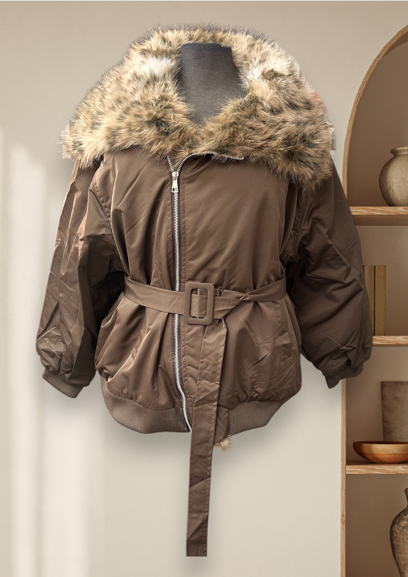 Manteau avec col de fausse fourrure et ceinture