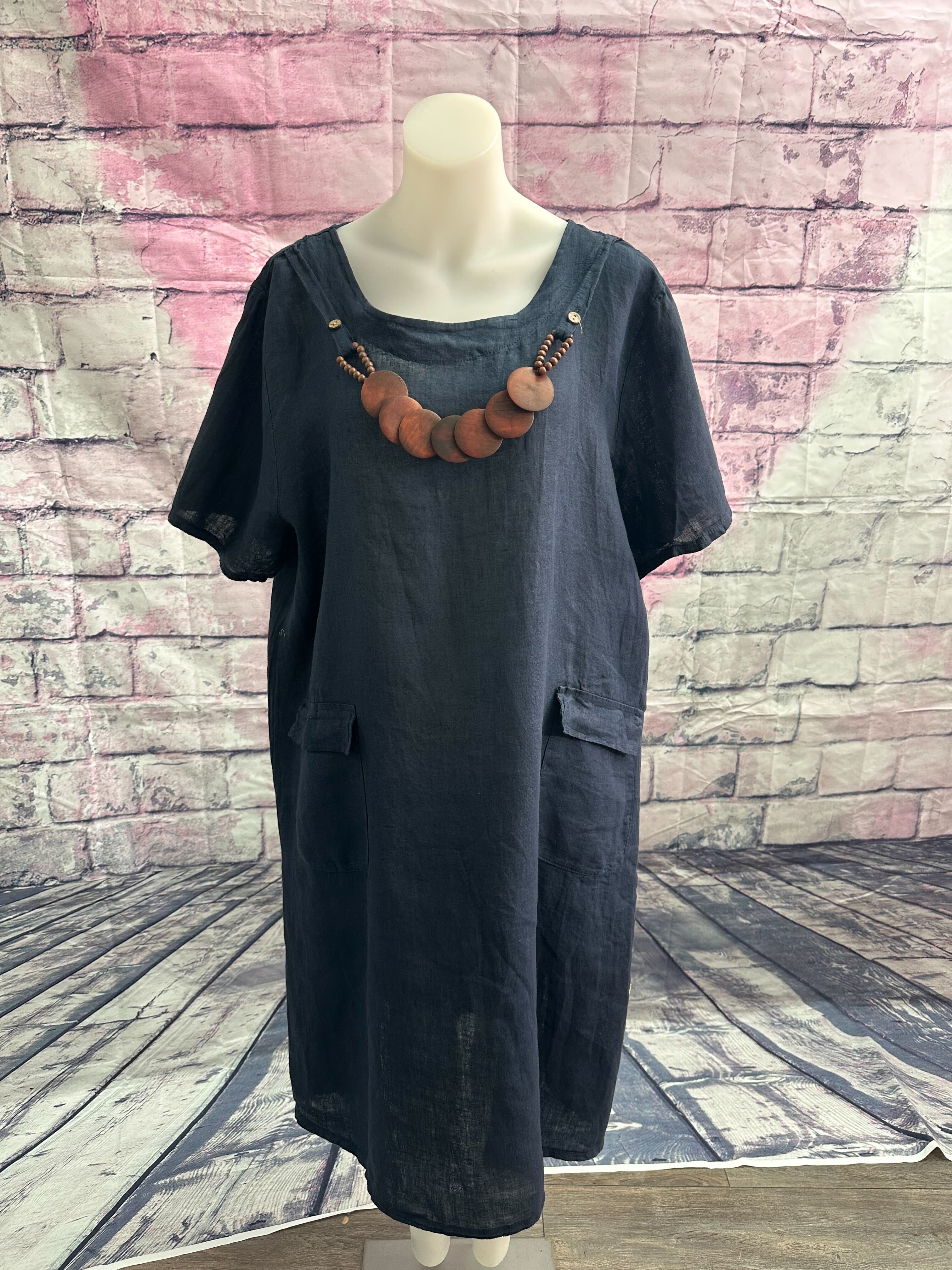 Robe en lin avec collier intégré