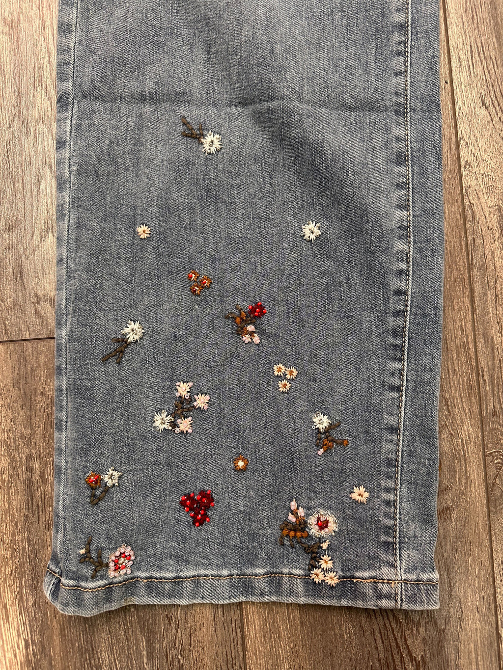 Jeans (Petites Fleurs Dans Le Bas)