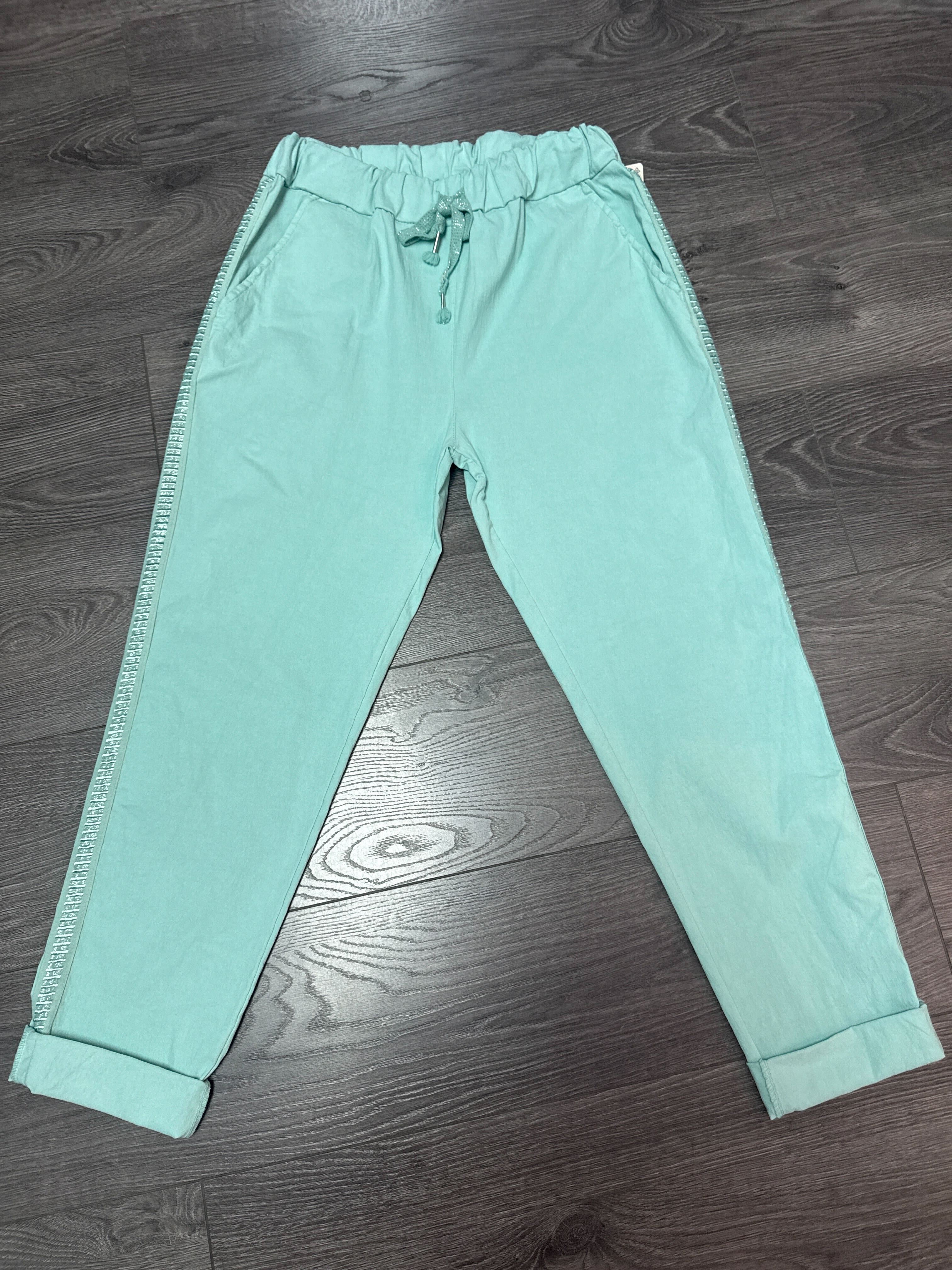 Pantalon avec bandes sur les côtés