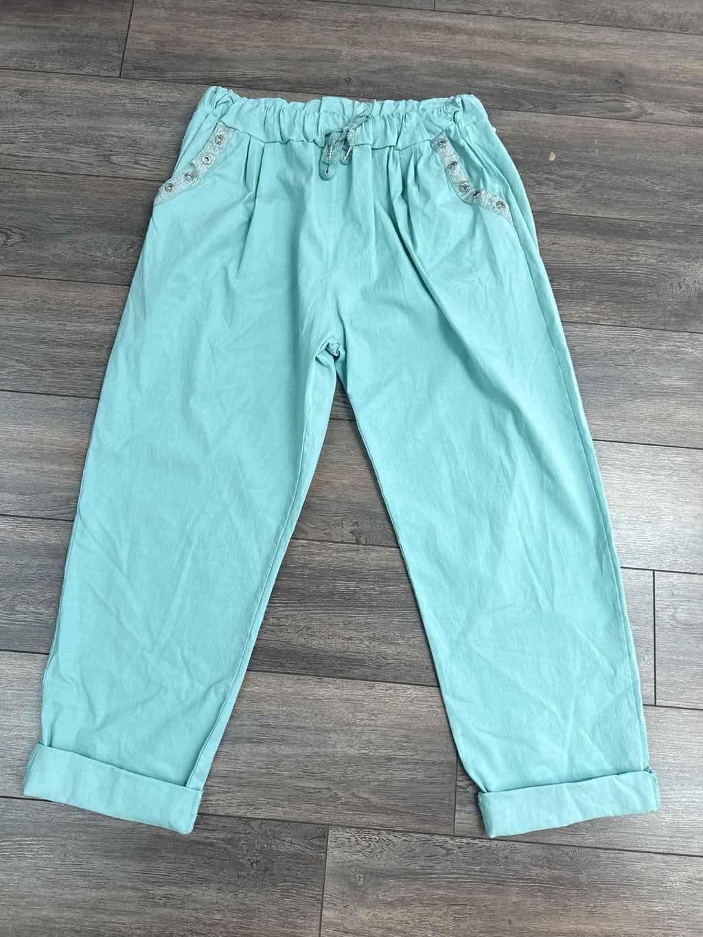 Pantalon magique avec boutons brillants