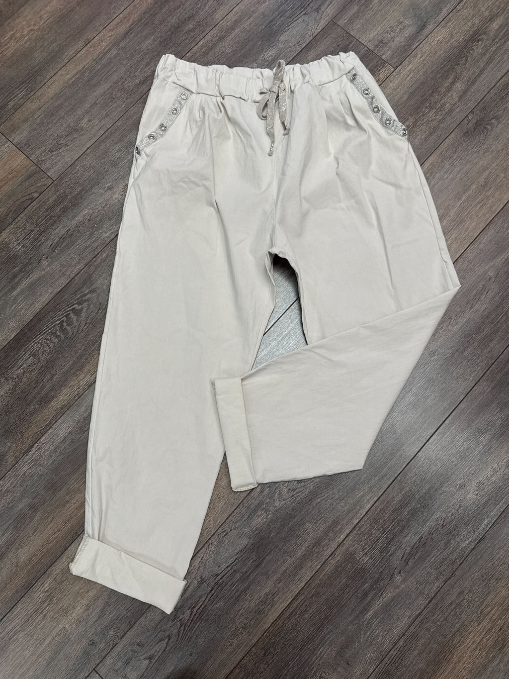Pantalon magique avec boutons brillants
