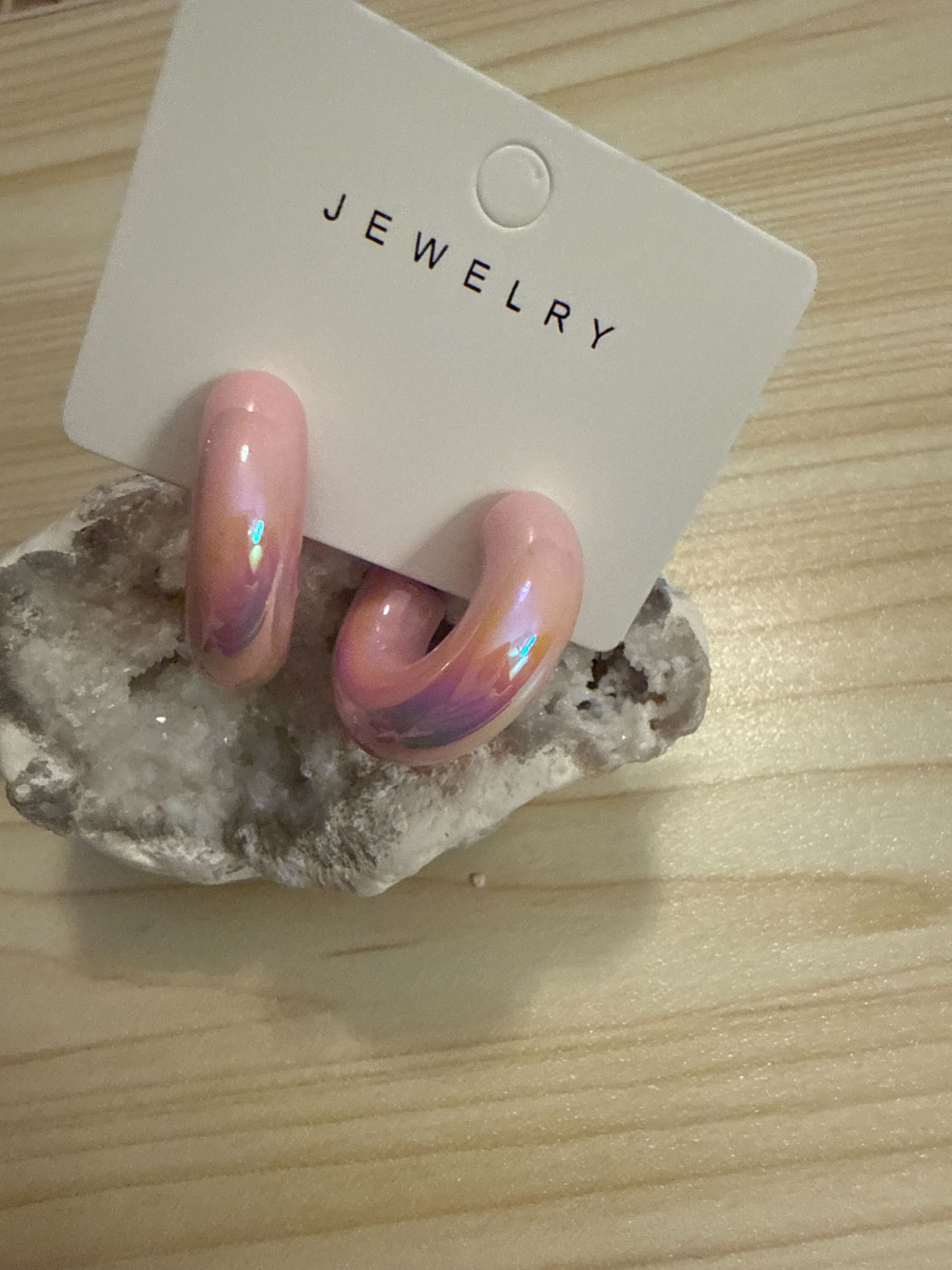 Boucle d'oreille iridescente (style anneaux)