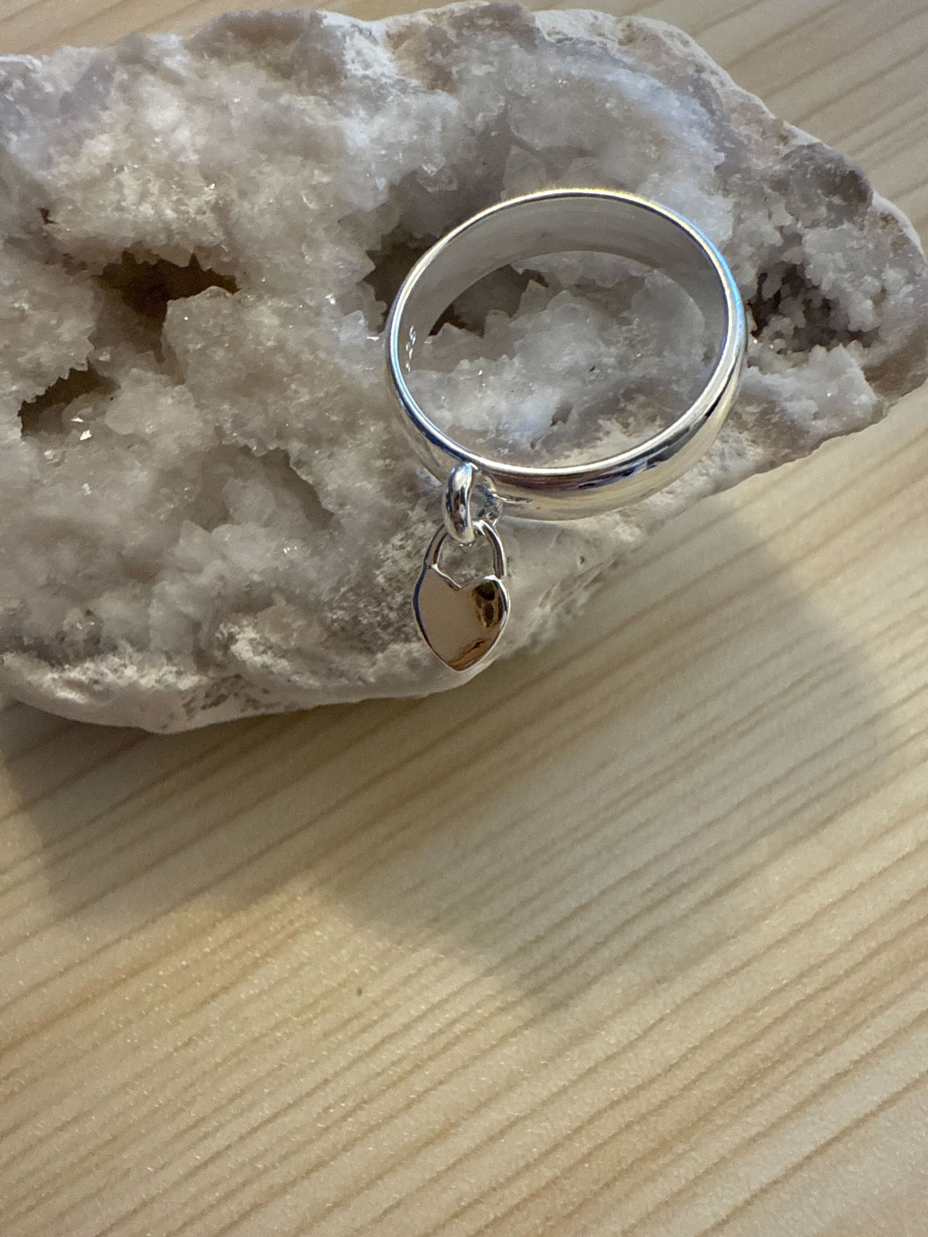 bague avec breloque coeur