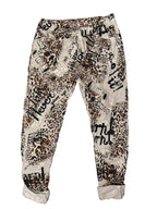Pantalon motif léopard et écriture