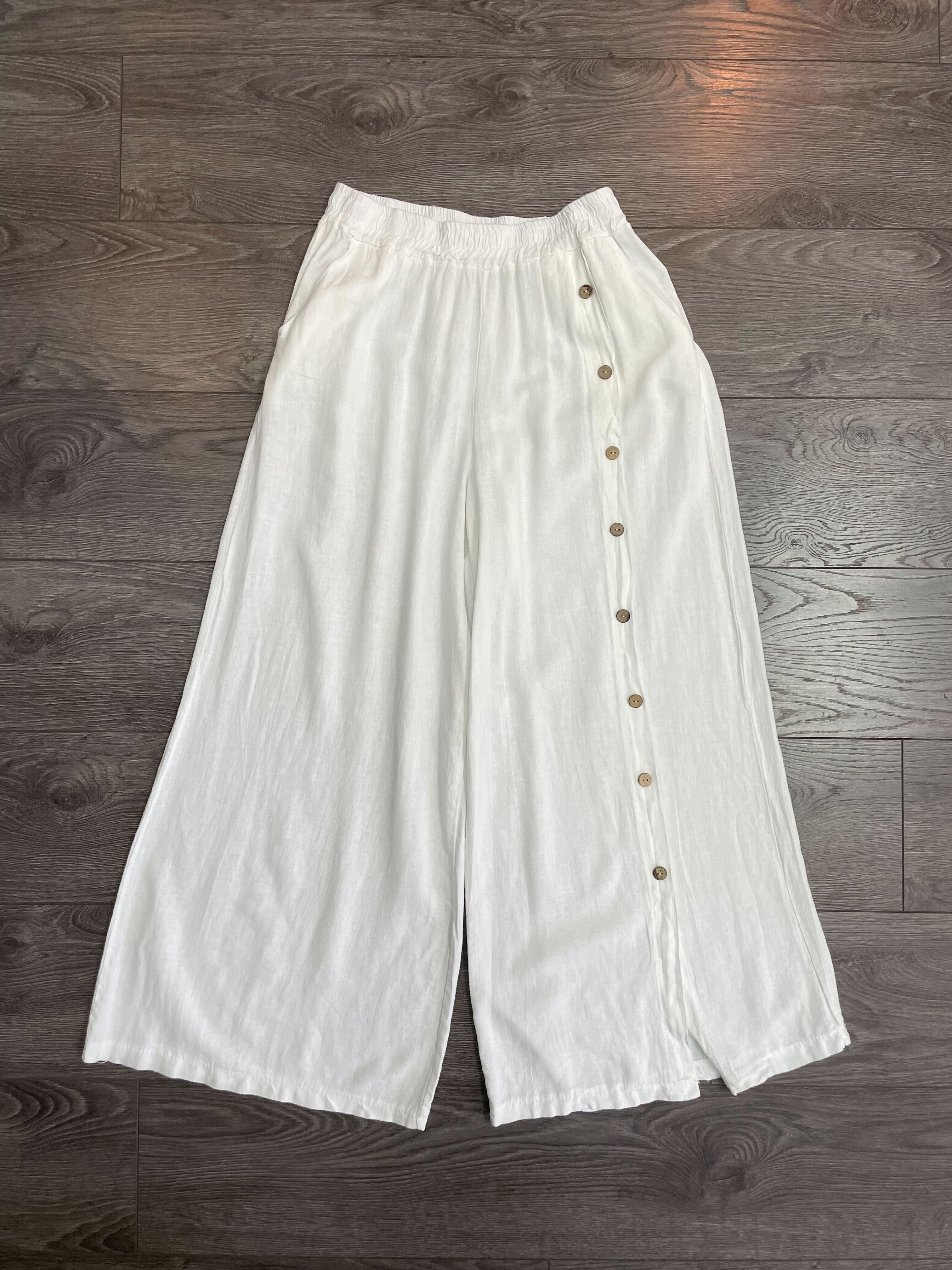Pantalon avec boutons sur une jambe