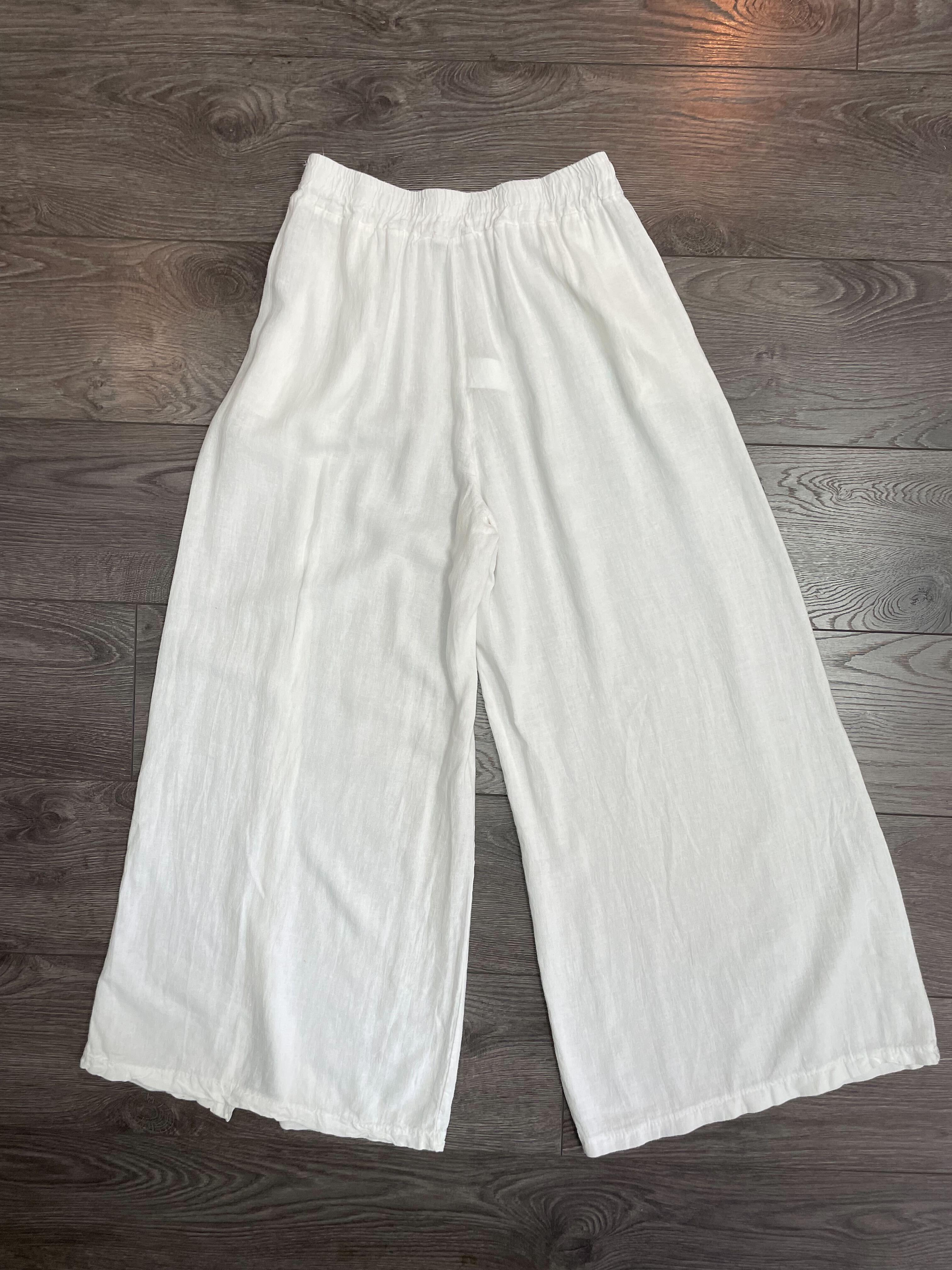 Pantalon avec boutons sur une jambe