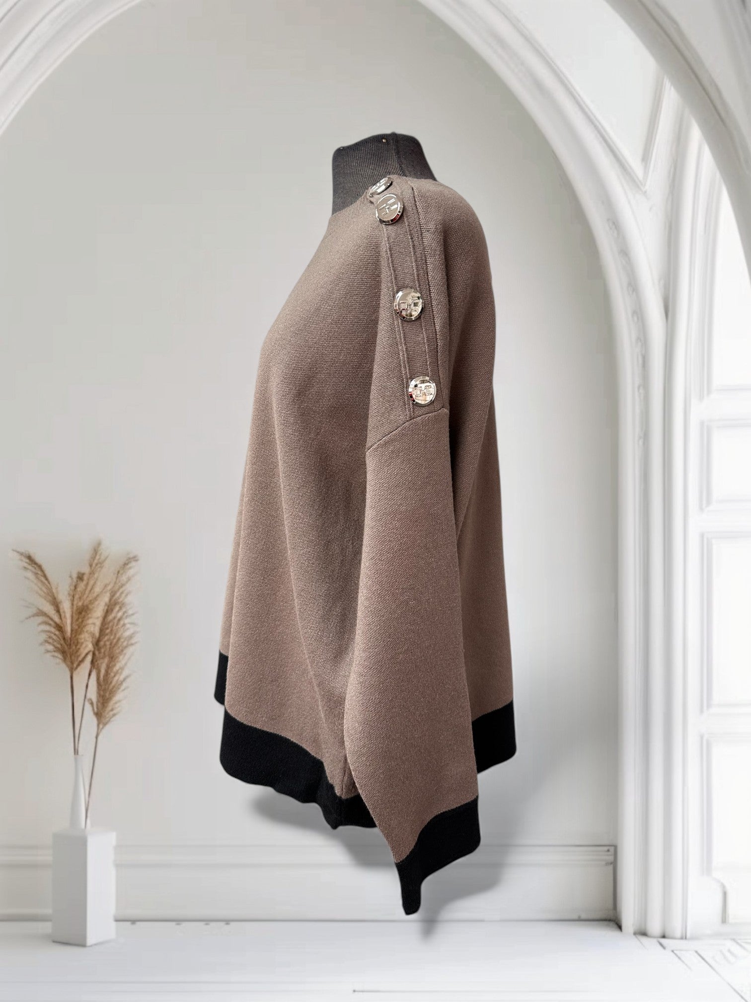 Chandail avec boutons sur les épaules