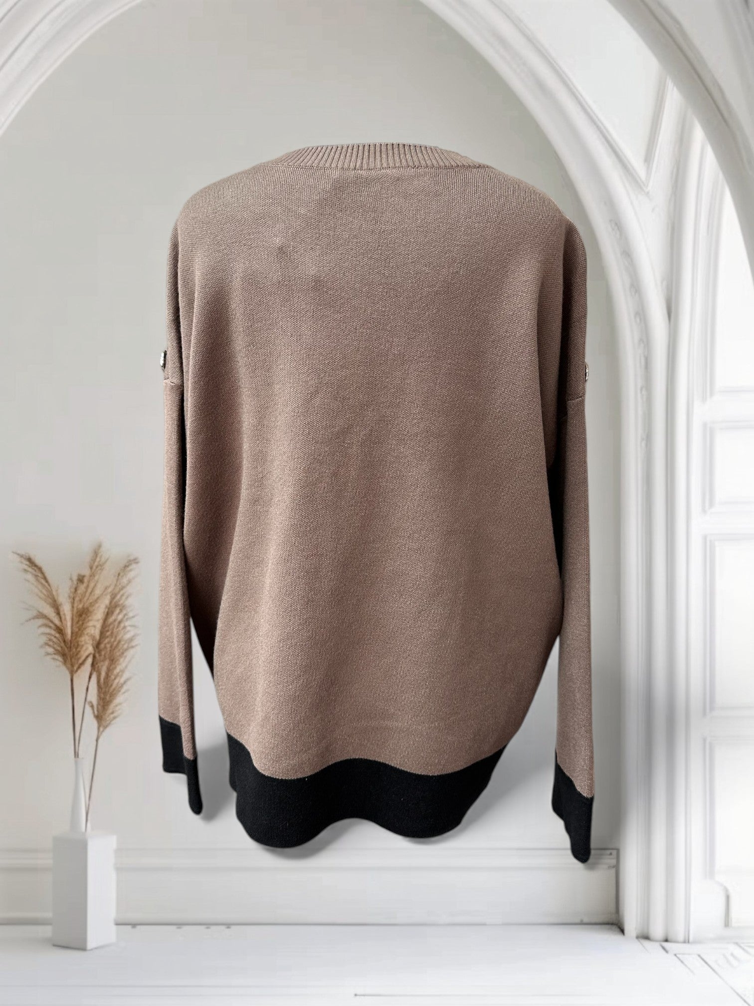 Chandail avec boutons sur les épaules