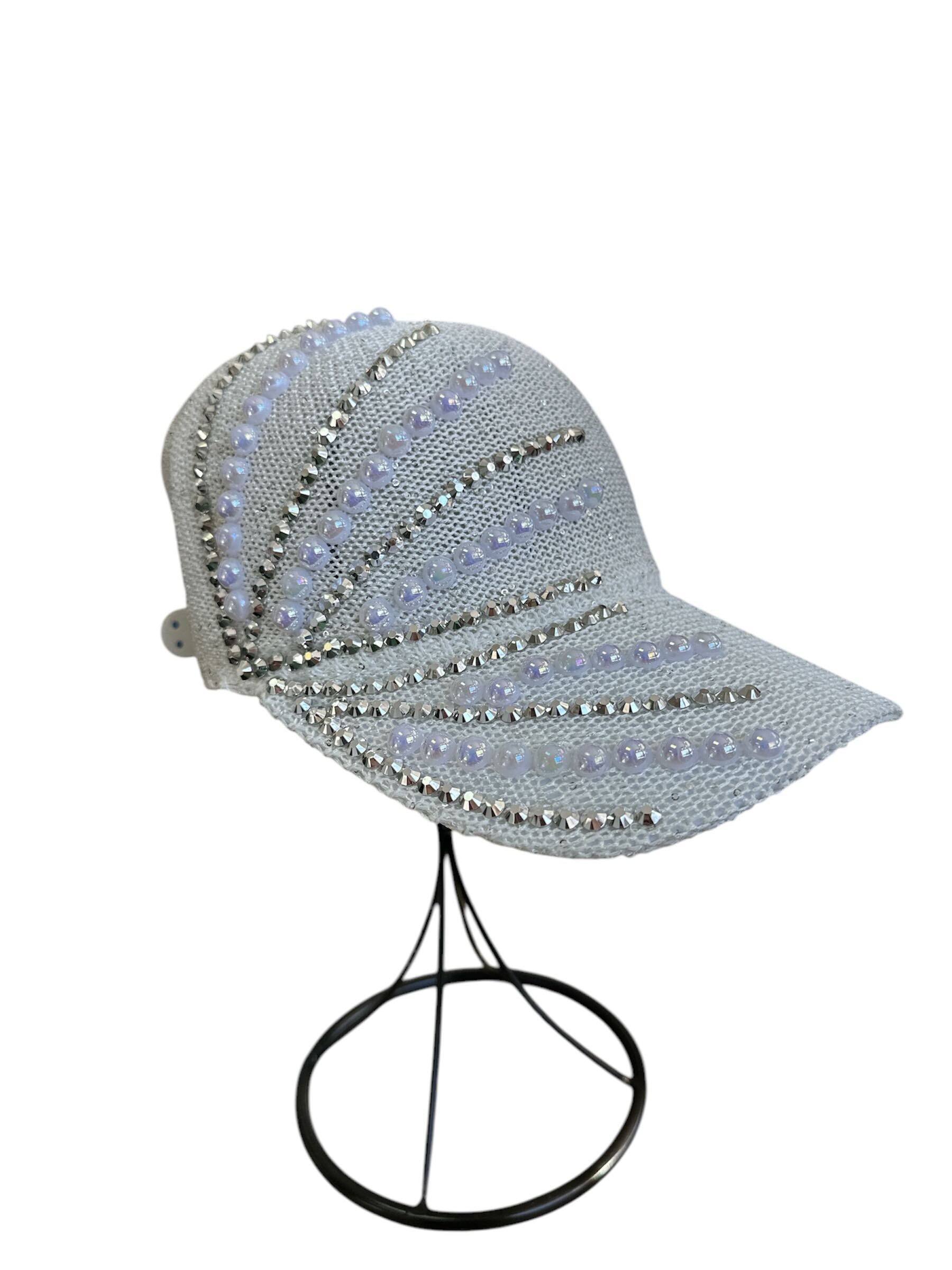Casquette avec perles et diamants
