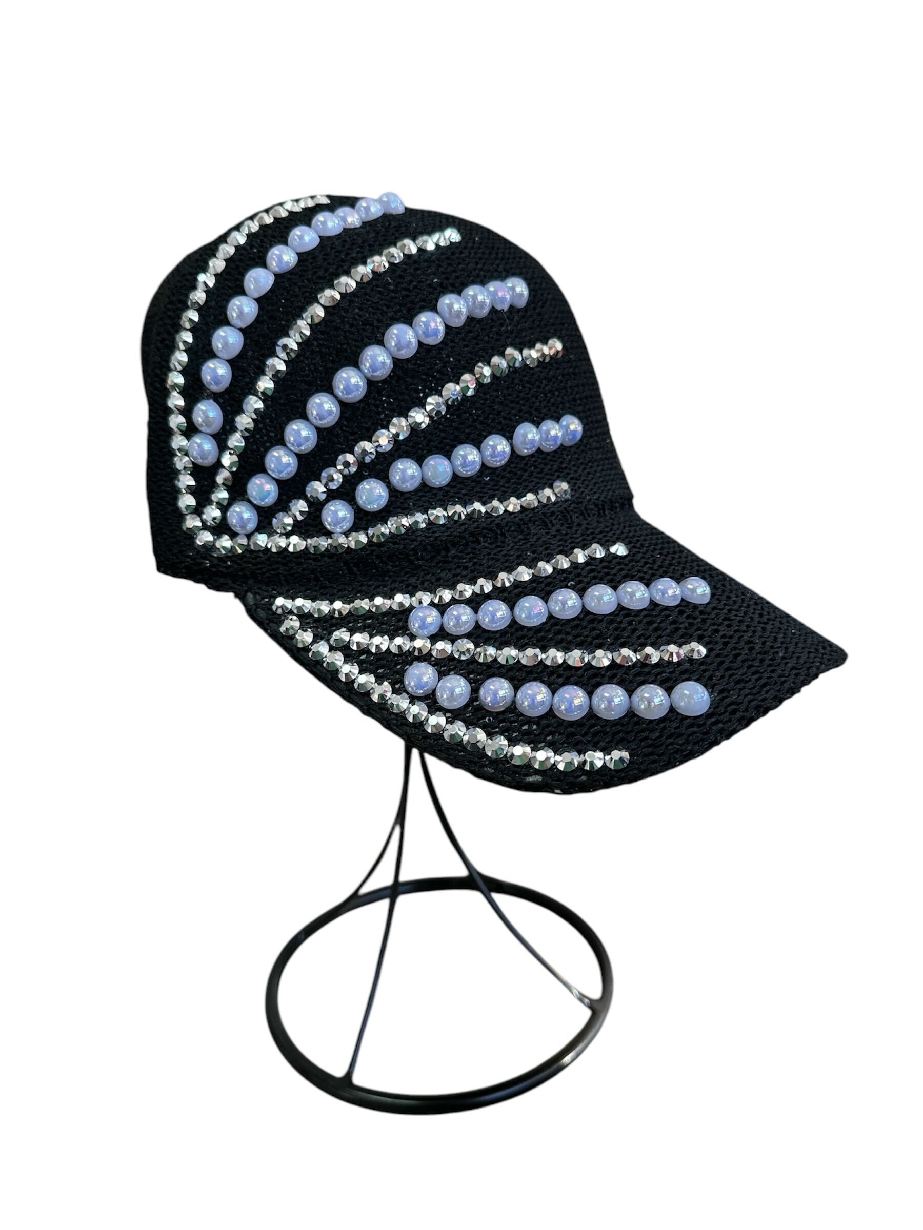 Casquette avec perles et diamants
