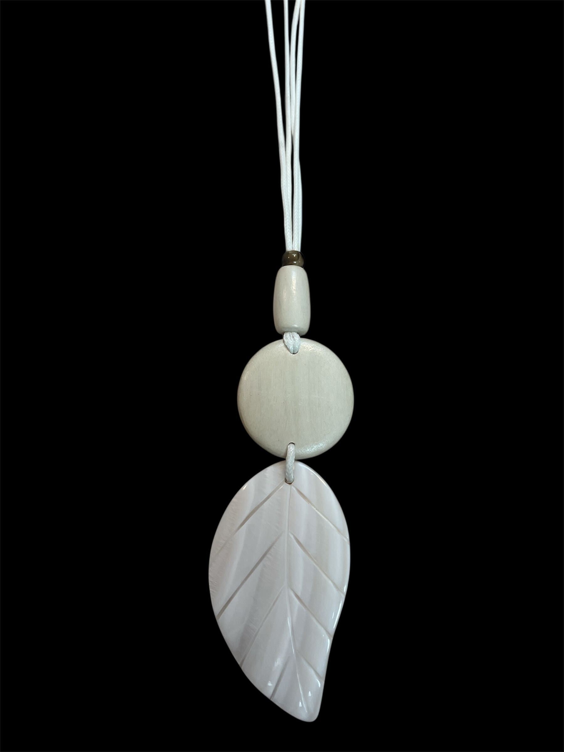 Collier en coquillage et bois ajustable (Feuille)