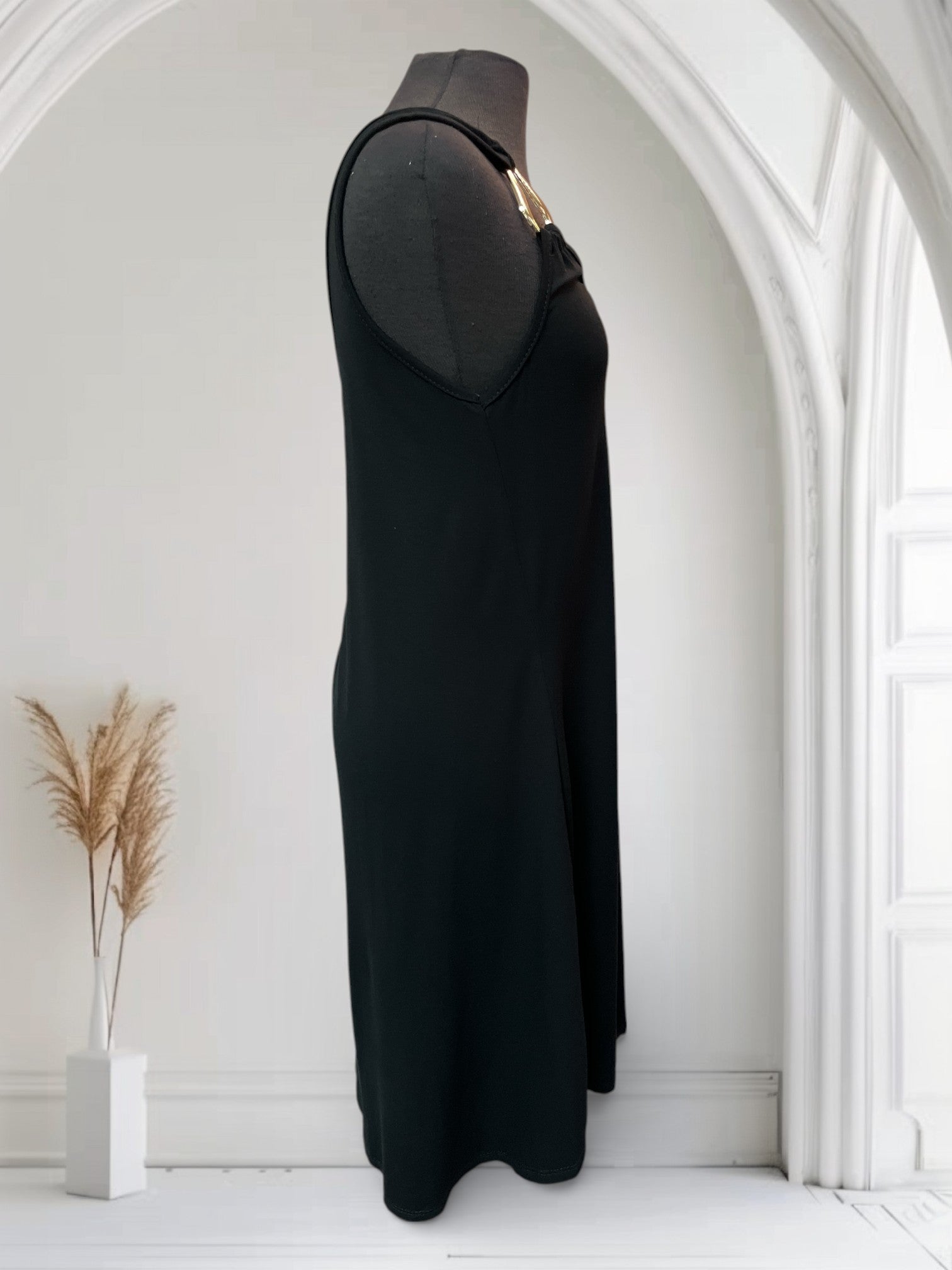 Robe à bretelle large