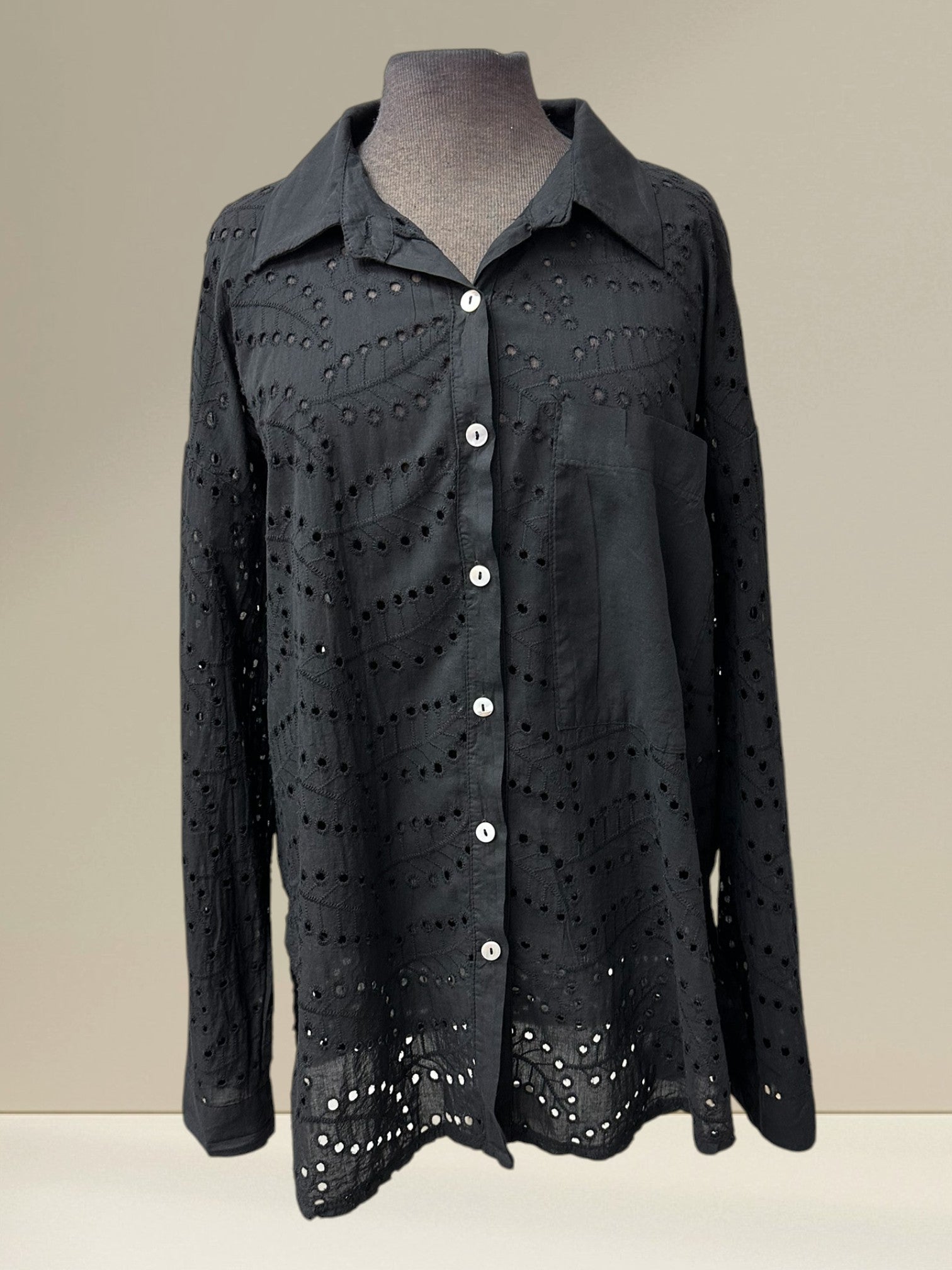 Blouse (motif de feuilles et trous)