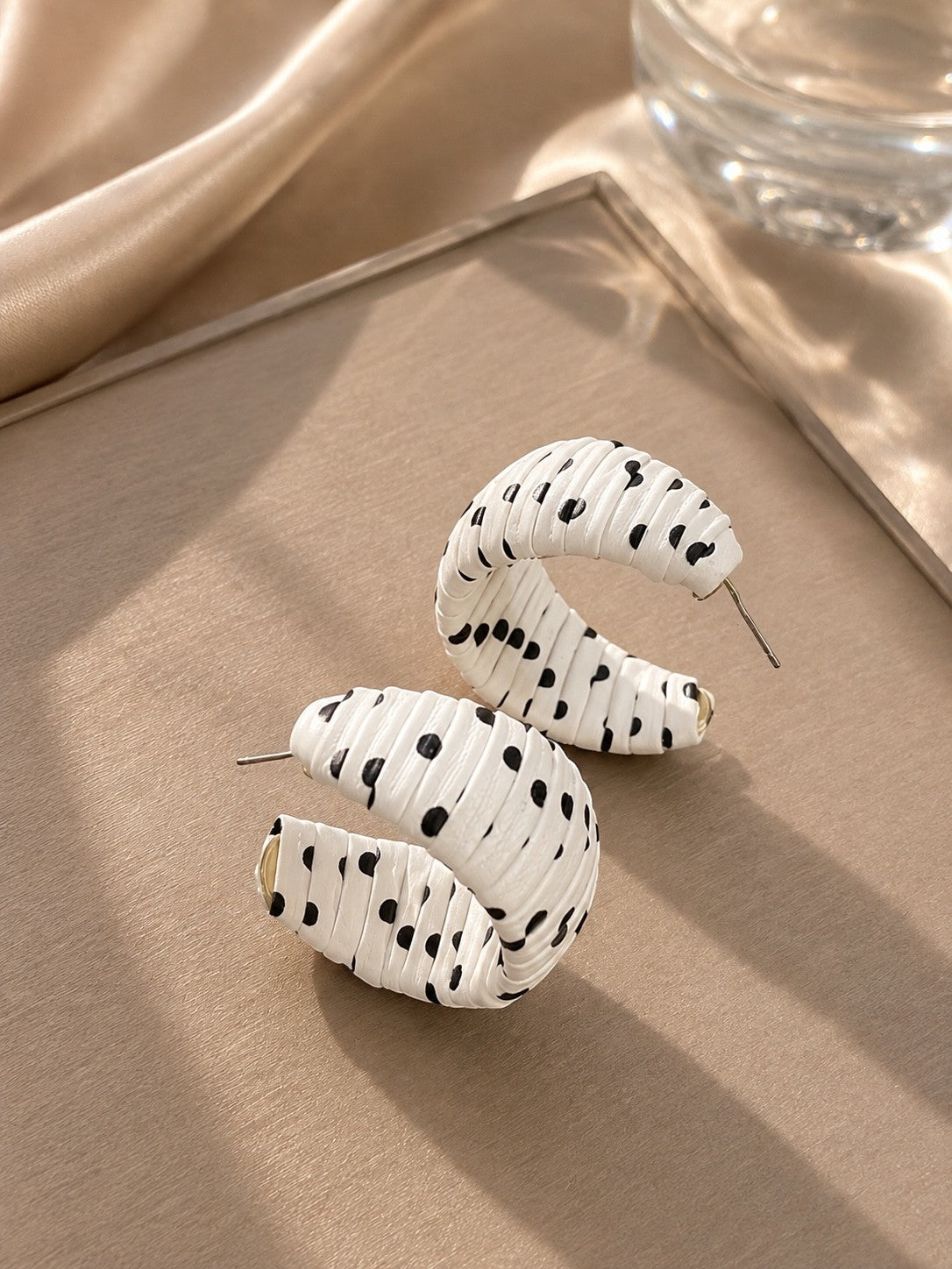 Boucle d'oreille à motif noir et blanc