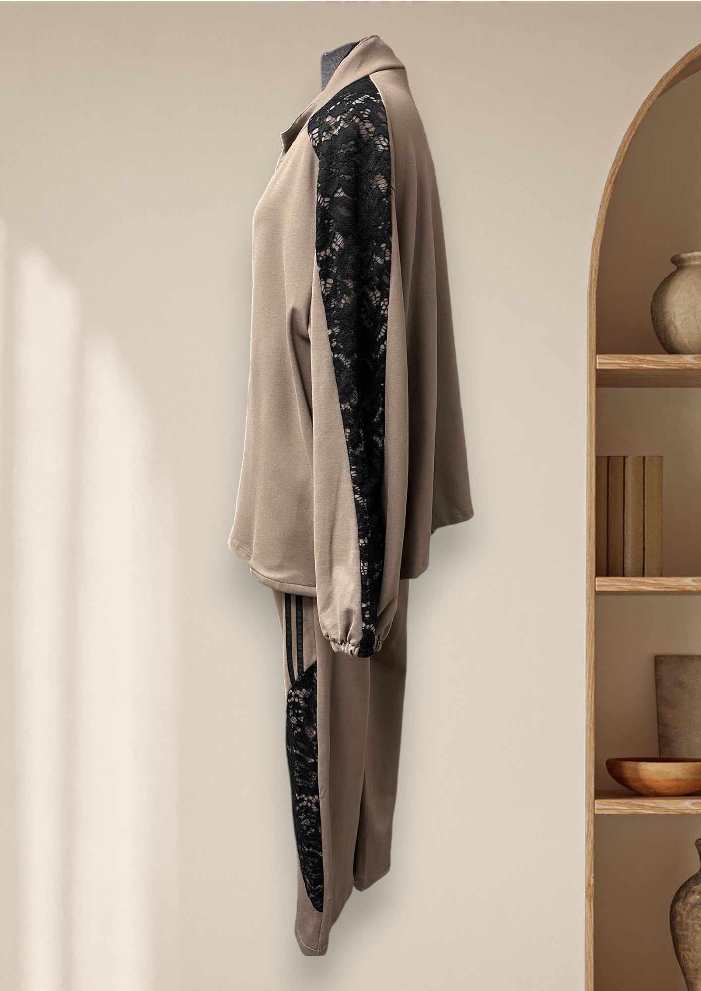 Ensemble 2 pièces (veste et pantalon) avec détails de dentelle