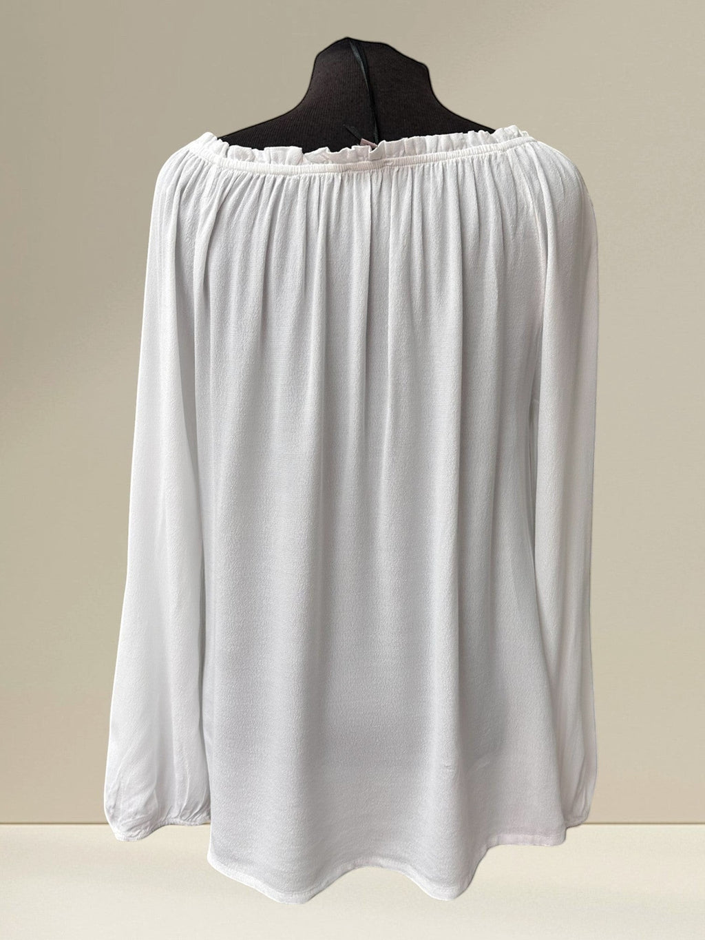 Boutique Sylbelle Blouse blanche Bardot manches longues, col froncé, tissu fluide, style bohème chic.