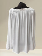Boutique Sylbelle Blouse blanche Bardot manches longues, col froncé, tissu fluide, style bohème chic.