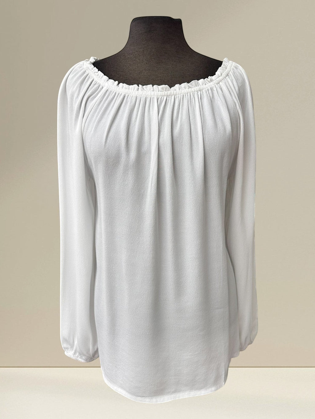 Boutique Sylbelle blouse blanche Bardot à manches longues, col froncé, tissu fluide, style bohème chic.
