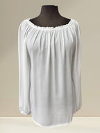 Boutique Sylbelle blouse blanche Bardot à manches longues, col froncé, tissu fluide, style bohème chic.