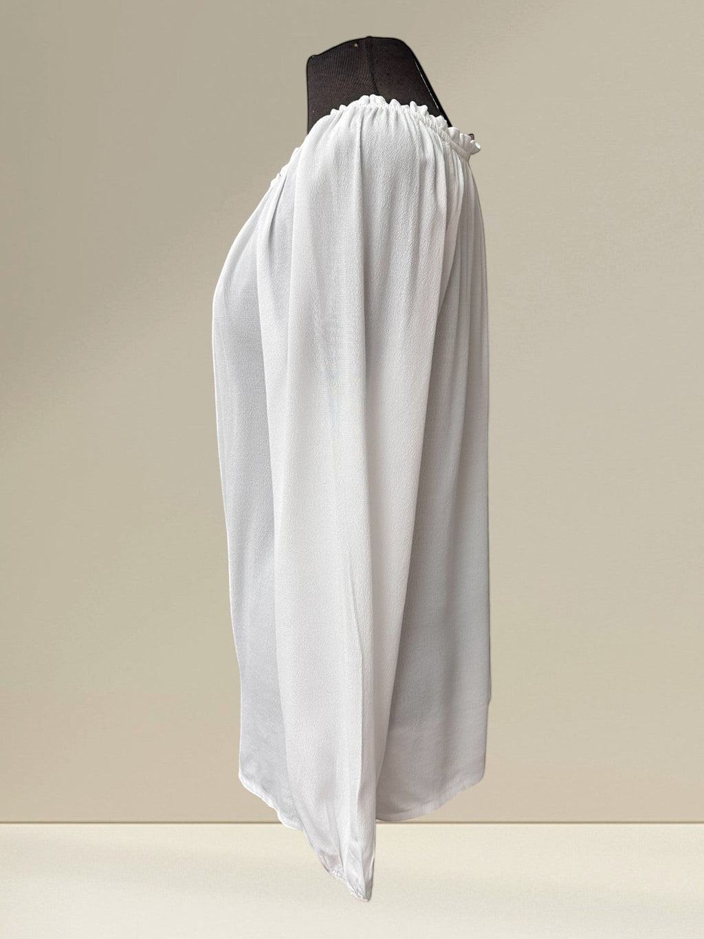 Boutique Sylbelle blouse blanche col Bardot froncé, manches longues, tissu fluide et léger, style bohème chic.