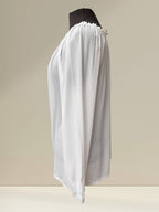 Boutique Sylbelle blouse blanche col Bardot froncé, manches longues, tissu fluide et léger, style bohème chic.
