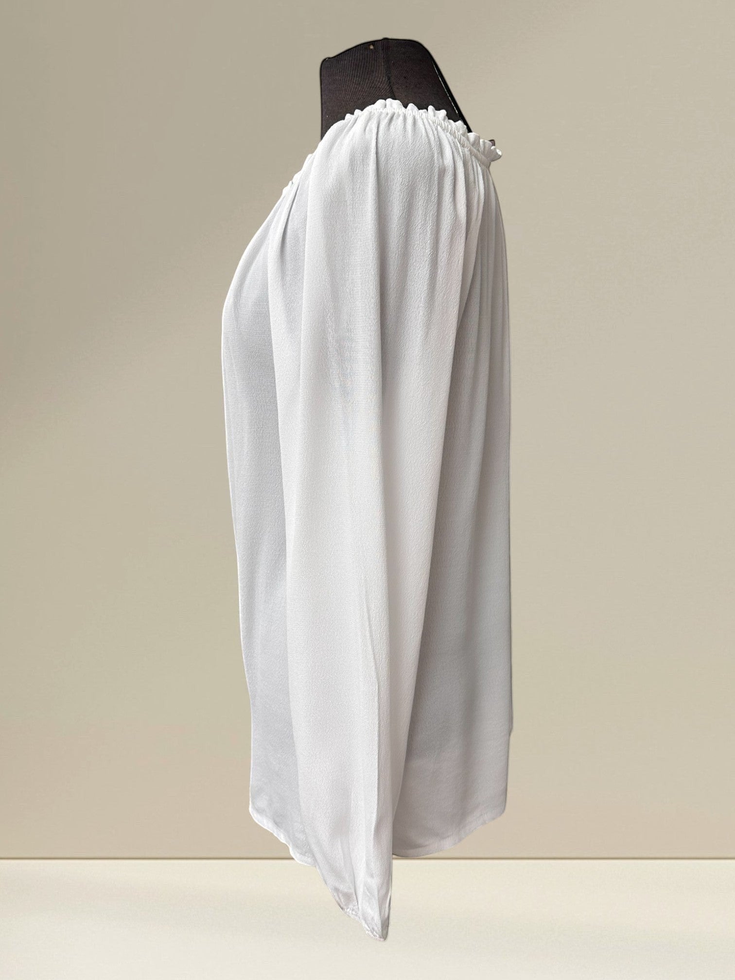 Boutique Sylbelle blouse blanche col Bardot froncé, manches longues, tissu fluide et léger, style bohème chic.