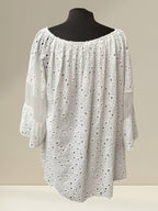 Boutique Sylbelle blouse blanche en coton 100% avec détails en dentelle, col Bardot, manches évasées.