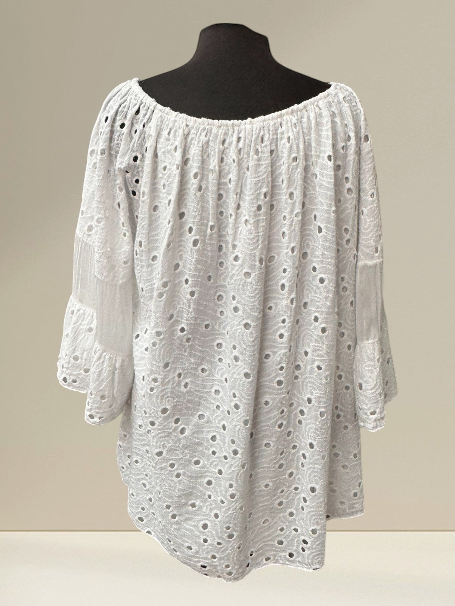 Boutique Sylbelle blouse blanche en coton 100% avec détails en dentelle, col Bardot, manches évasées.