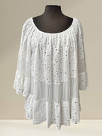 Blouse bohème blanche en 100% coton avec détails en dentelle, manches 3/4, col rond élastiqué. Boutique Sylbelle.
