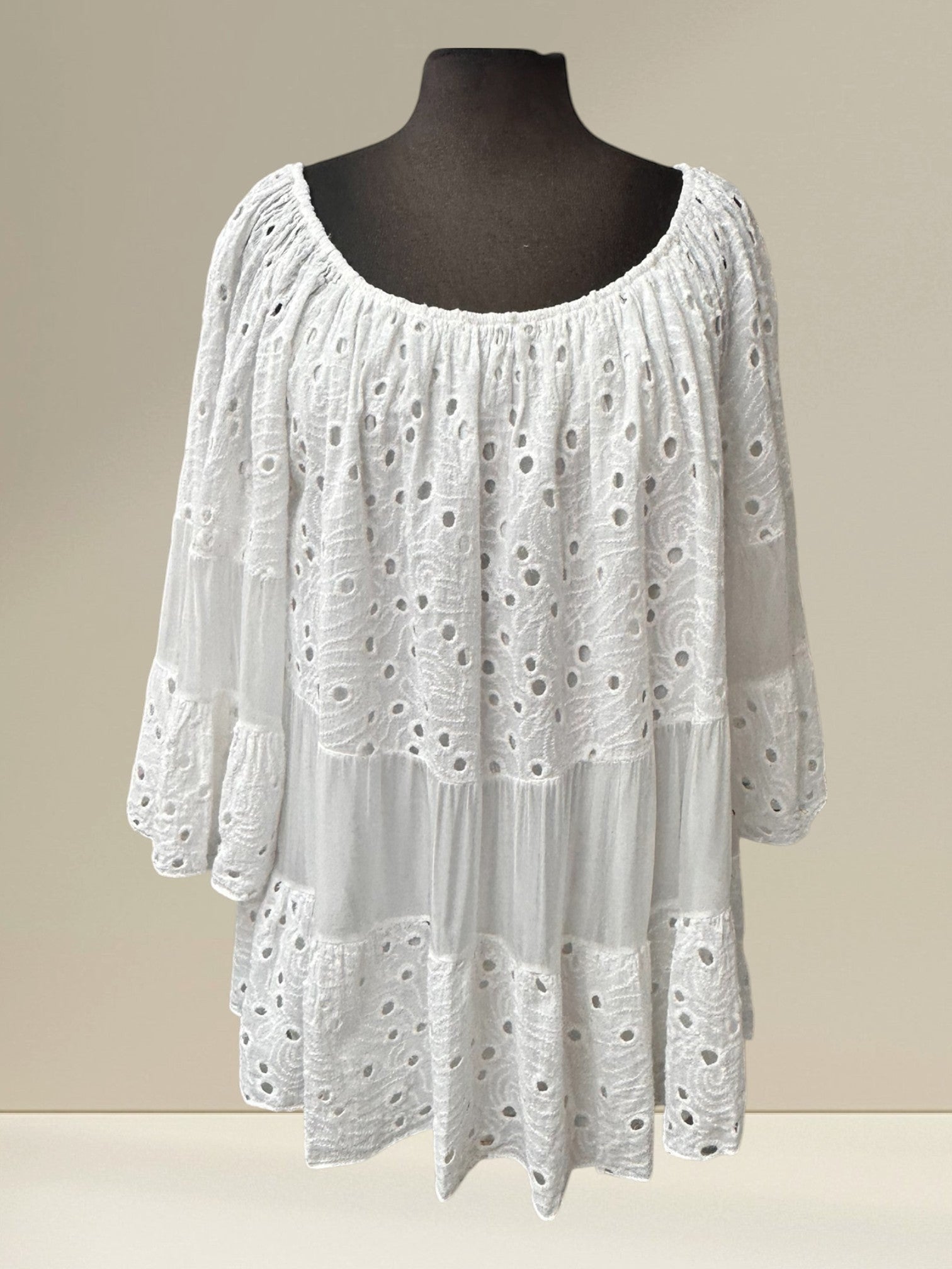 Blouse bohème blanche en 100% coton avec détails en dentelle, manches 3/4, col rond élastiqué. Boutique Sylbelle.