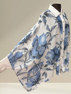 Boutique Sylbelle blouse blanche à manches chauve-souris et motif floral bleu en 100% coton.