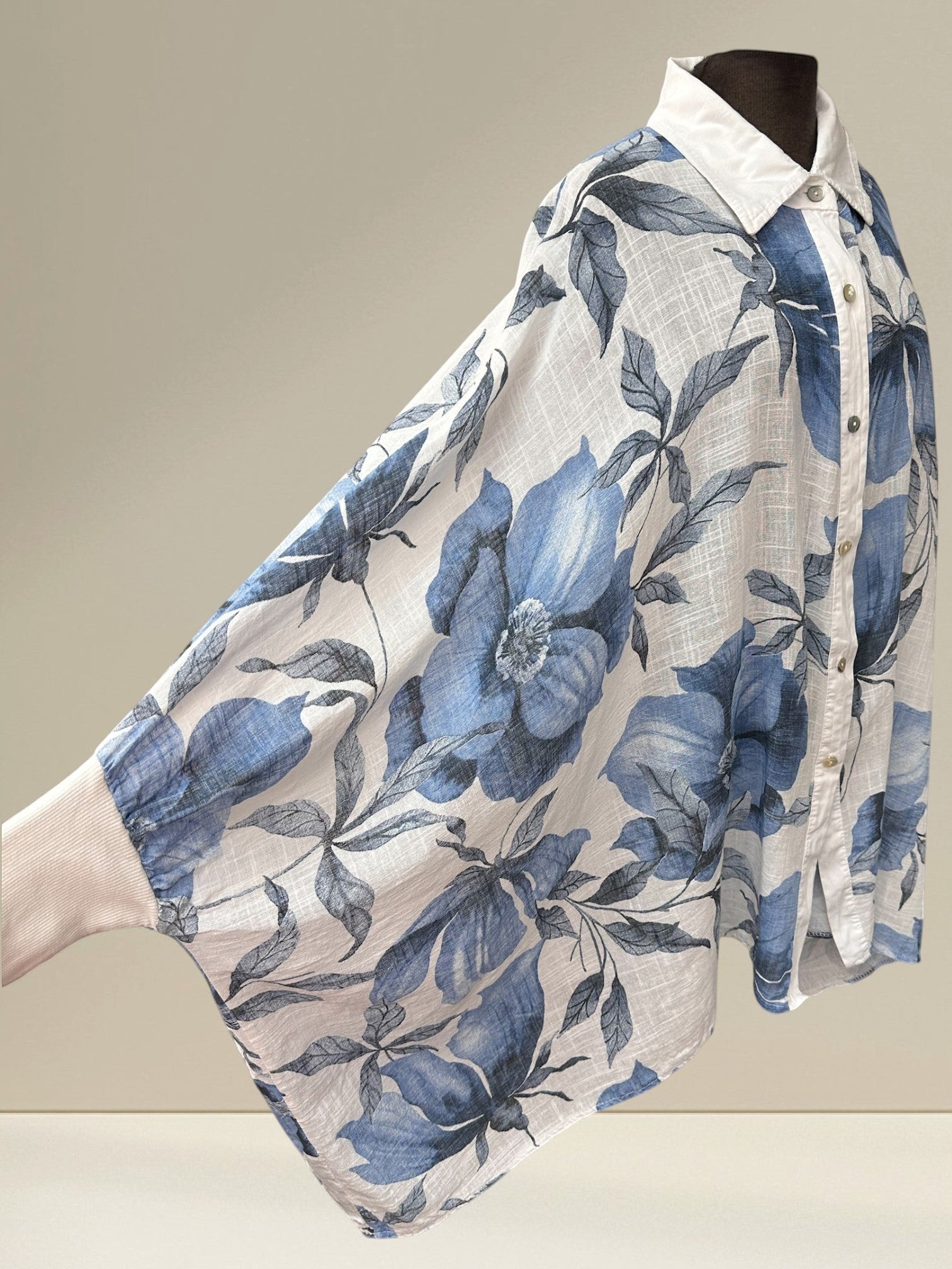 Boutique Sylbelle blouse blanche à manches chauve-souris et motif floral bleu en 100% coton.