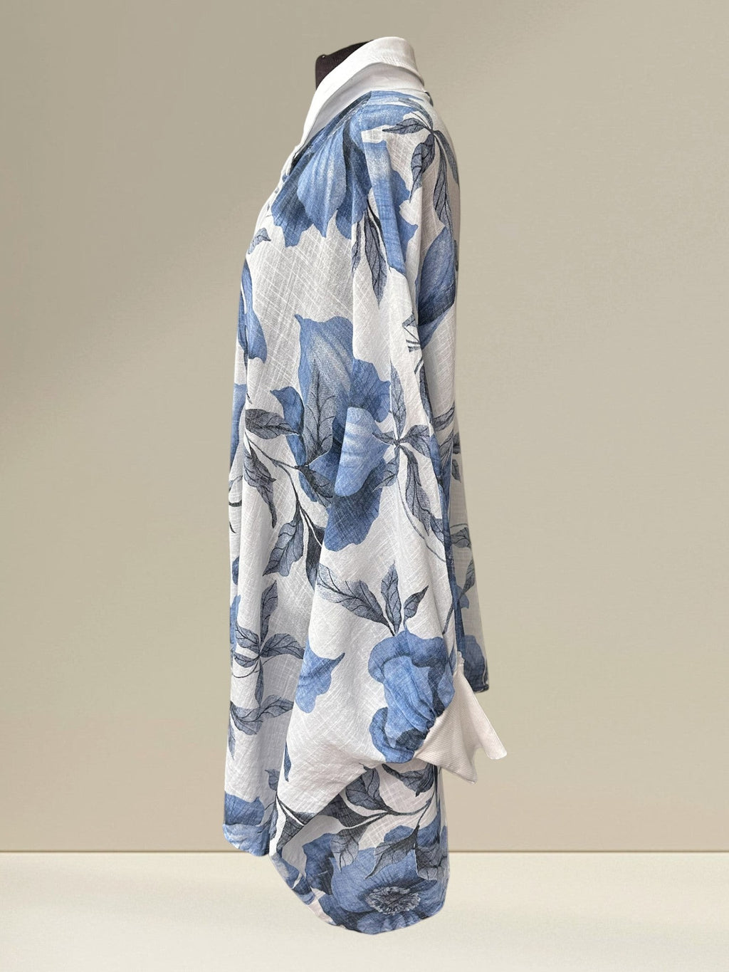 Boutique Sylbelle blouse en coton blanc à motif floral bleu, coupe chauve-souris