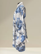 Boutique Sylbelle blouse en coton blanc à motif floral bleu, coupe chauve-souris