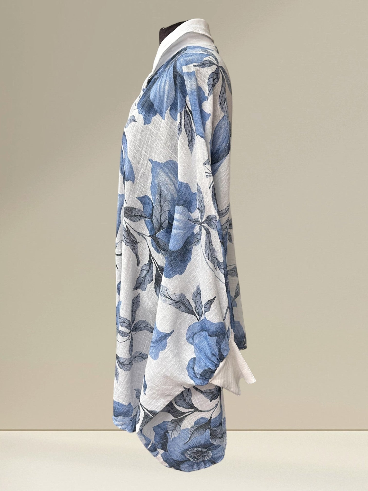 Boutique Sylbelle blouse en coton blanc à motif floral bleu, coupe chauve-souris